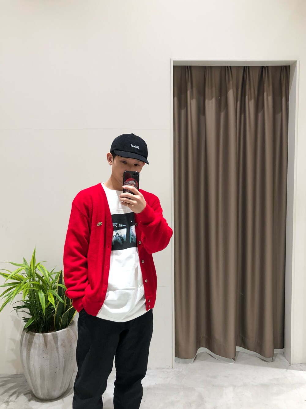 「シンプルコーデ、リラックススタイル、古着MIX、ヴィンテージ、カーディガン、赤、大人コーデ、古着、ラコステ(LACOSTE)、おきにいりアイテム、赤カーディガン、レッドコーデ、キャップ」｜「AZUL by moussyのCORDUROY B.B CAP／コーデュロイベースボールキャップ（キャップ、ブラック系）」を使った、buukichiiiiiiさん（メンズ・175cm）の冬コーディネートの1枚目の写真