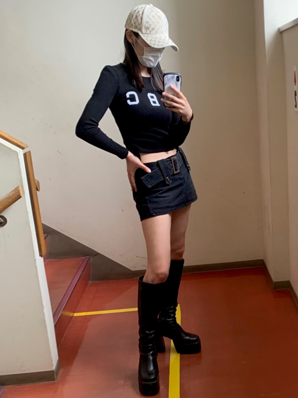 「y2k、ブーツ、ストリート、高身長女子、キャップ、ショート丈トップス」｜「中国のアイテム（キャップ、ベージュ系）」を使った、ı̣ɥɔı̣ʞɐさん（レディース・167cm）の春コーディネートの1枚目の写真