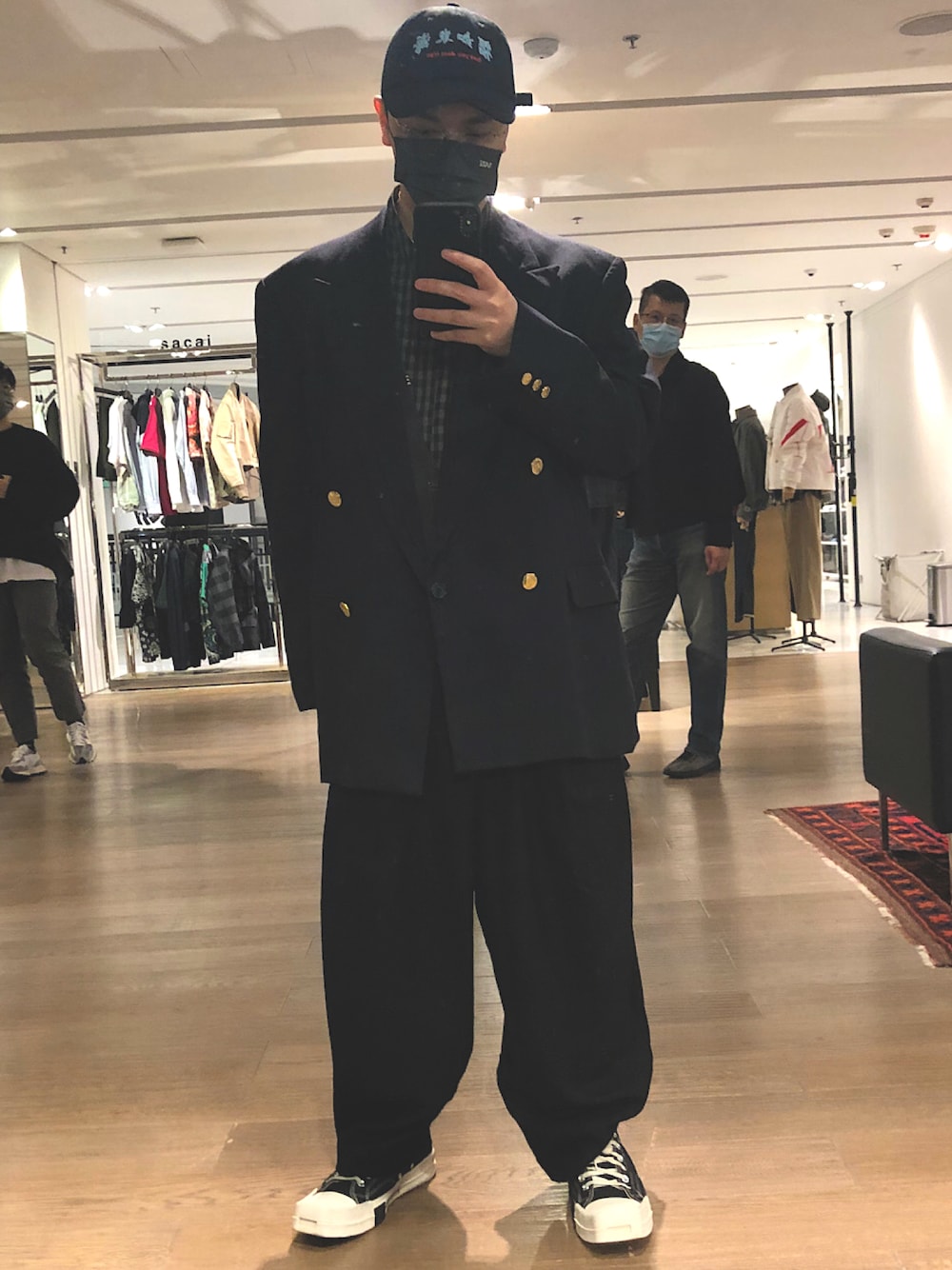 その他のシャツ/ブラウス、ブラック系のチノパンツ、ブラック系のスニーカーを着用したメンズの冬コーディネートの1枚目の写真