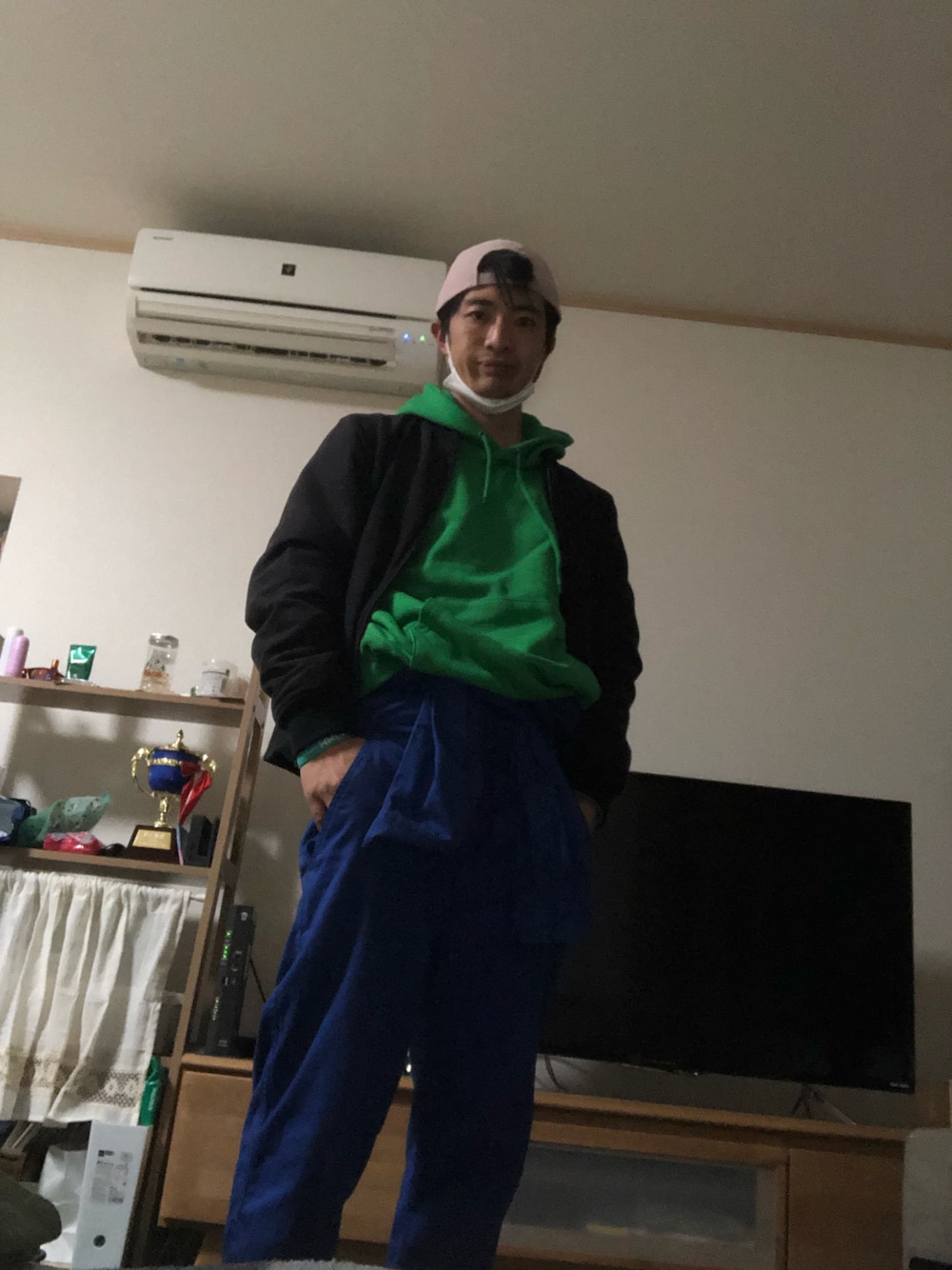 「お洒落さんとつながりたい、つなぎコーデ、パーカーコーデ、牧野真莉愛、山崎愛生、石田亜佑美、モーニング娘。22、低身長コーデ、ロイヤルブルー、ブライトグリーン、ホットピンク」｜「ドン・キホーテのアイテム（パーカー、グリーン系）」を使った、熊谷昂亮さん（メンズ・168cm）の冬コーディネートの1枚目の写真