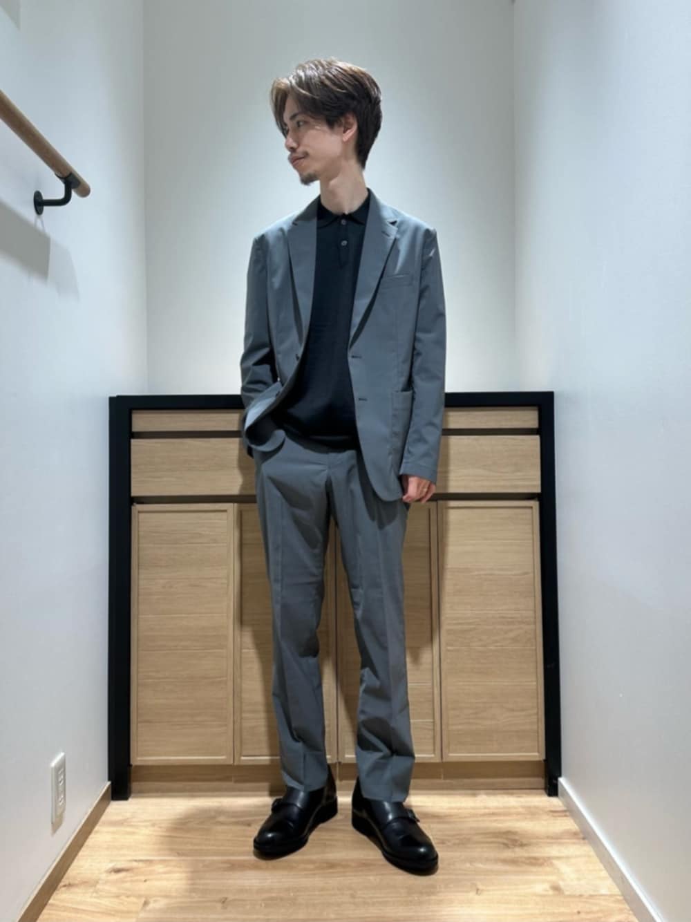 「ジャケット、ビジネススタイル、green label relaxing、セットアップ、ビジカジ、通勤コーデ、機能性素材、トラベル /リゾート」｜「green label relaxingのA+ ラッカンリネンライク 2B スタンダード ジャケット -ウォッシャブル・ストレッチ・吸水速乾-（テーラードジャケット、グレー系）」を使った、YUYA NAGASEさん（メンズ・169cm）の夏コーディネートの1枚目の写真