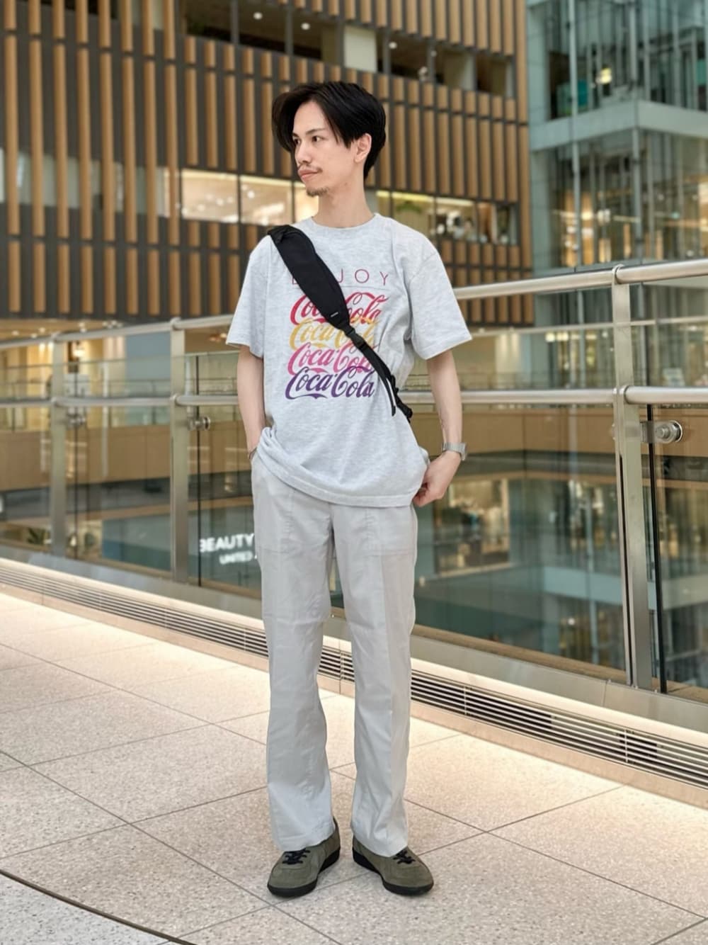「Mお悩み別 / ほっそり、スニーカー、ロゴT、ストリート、スリングバッグ、夏服、夏コーデ、green label relaxing」｜「green label relaxingのストレッチ ライトチノ ベイカーパンツ -ストレッチ-（チノパンツ、ベージュ系）」を使った、YUYA NAGASEさん（メンズ・169cm）の夏コーディネートの1枚目の写真
