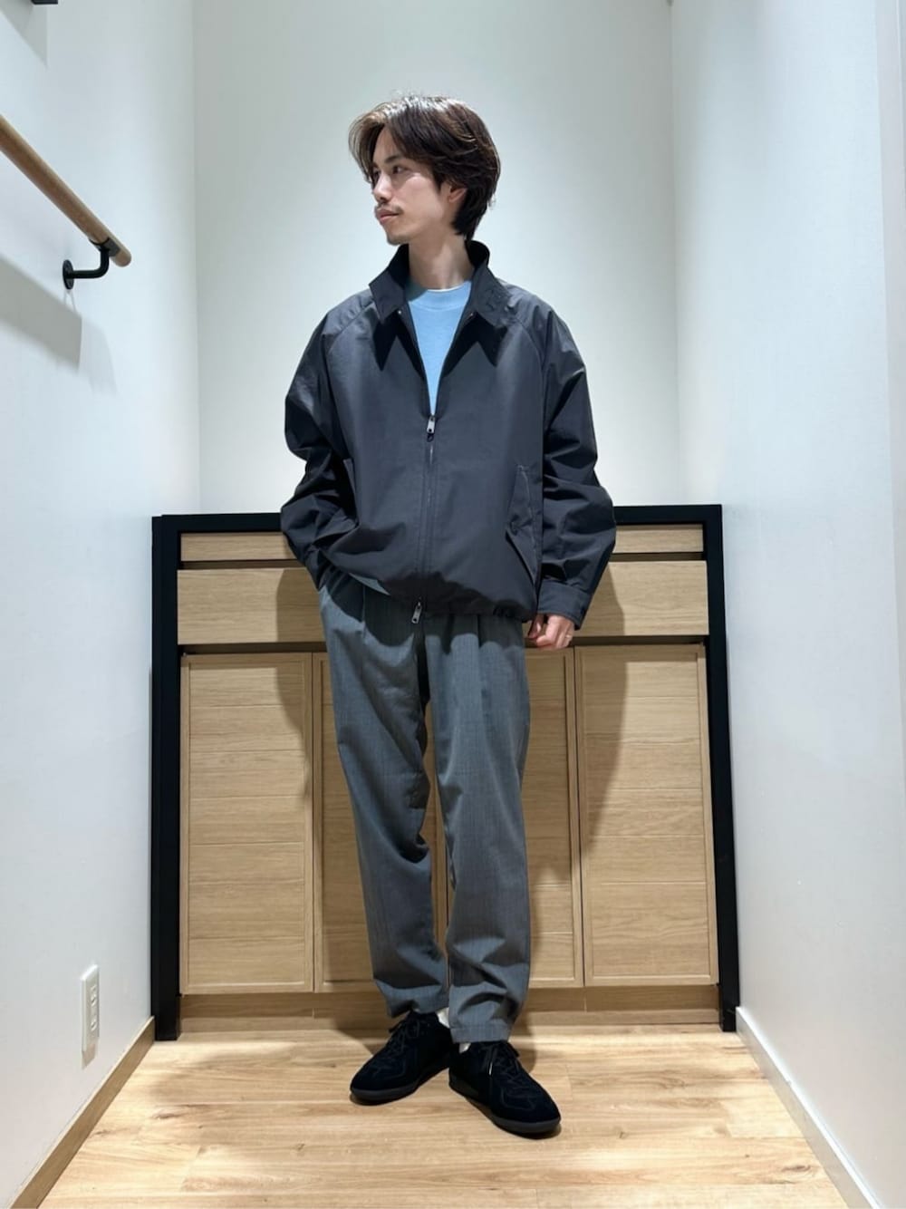 「ベーシック/トラッド、ニット、別注、ブルゾン、green label relaxing、スニーカー、春服、春コーデ、春アウター、春色、大人カジュアル」｜「green label relaxingの【別注】＜GERMAN TRAINeR＞GLR ジャーマントレーナー スエード スニーカー（スニーカー、ブラック系）」を使った、YUYA NAGASEさん（メンズ・169cm）の春コーディネートの1枚目の写真
