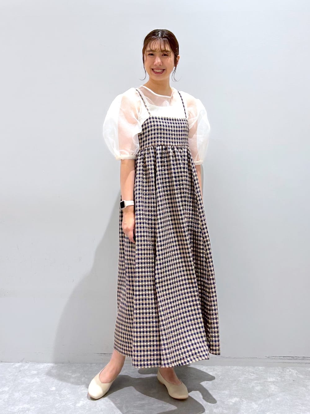 「ローリーズファーム(LOWRYS FARM)、ローリーズファーム、夏コーデ、オーガンジーブラウス、キャミワンピース、チェックワンピース、タンクトップ、バレエシューズ、お出かけコーデ、休日スタイル」｜「LOWRYS FARMのポコポコチェックキャミワンピース　192180（ワンピース、ベージュ系）」を使った、minoriさん（レディース・168cm）の夏コーディネートの1枚目の写真