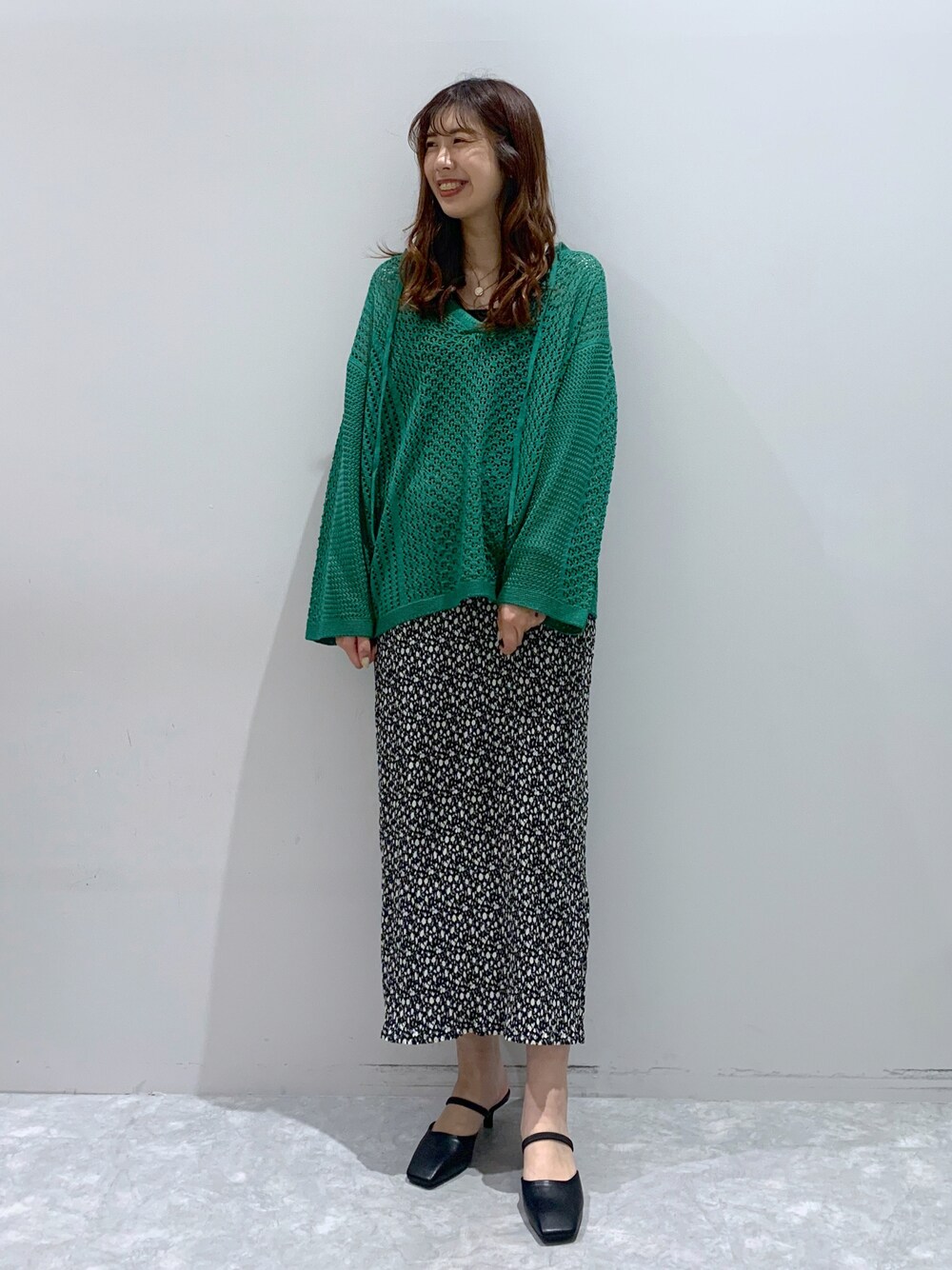 「透かし柄、前後2way、グリーン、春コーデ、花柄スカート、タイトスカート、ミュール、ローリーズファーム(LOWRYS FARM)、タンクトップ」｜「LOWRYS FARMのパッチワークスキッパー 264391（ニット/セーター、グリーン系）」を使った、minoriさん（レディース・168cm）の春コーディネートの1枚目の写真