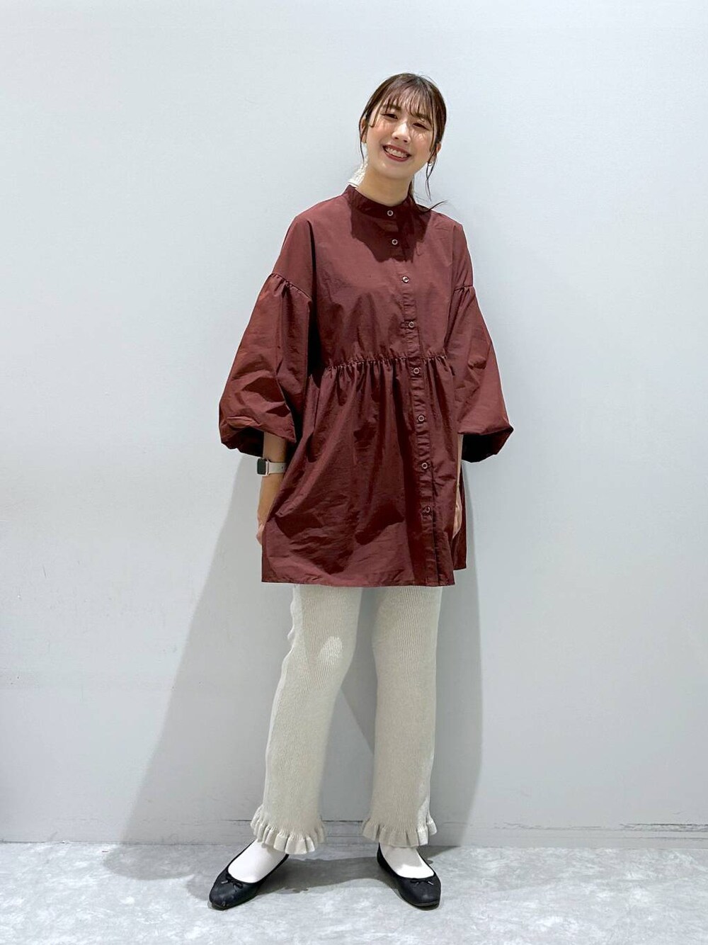 「ワンピース、ワンマイル、着痩せ、女子ウケ、高身長、体型カバー、ローリーズスタイル_LOWRYS FARM、大人女子カジュアル_LOWRYS FARM、カジュアル、LOWRYS FARM、着痩せ・細見え、秋コーデ」｜「LOWRYS FARMのフリルチュニックワンピース　176300（ワンピース、ブラウン系）」を使った、minoriさん（レディース・168cm）の秋コーディネートの1枚目の写真