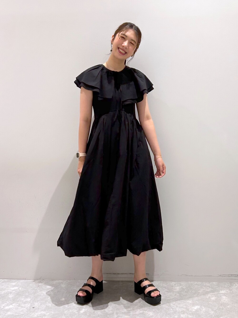 「ローリーズファーム(LOWRYS FARM)、ローリーズファーム、バルーンワンピース、つけえり、ワンピース、あつぞこサンダル、ヘアカフ、女子会、夏コーデ」｜「LOWRYS FARMのツケエリツキバルーンワンピース　964158（ワンピース、ブラック系）」を使った、minoriさん（レディース・168cm）の夏コーディネートの1枚目の写真