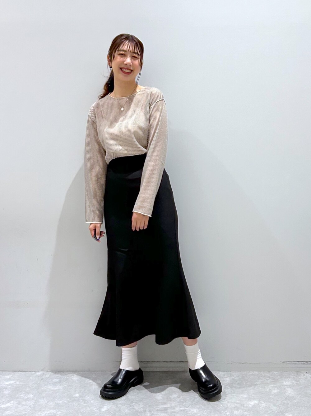 「ローリーズファーム(LOWRYS FARM)、ローリーズファーム、シアートップス、マーメイドスカート、秋コーデ、夏秋コーデ、クロッグ」｜「LOWRYS FARMの2WAYシアーラッセルロングスリーブ　191371（シャツ/ブラウス、ホワイト系）」を使った、minoriさん（レディース・168cm）の秋コーディネートの1枚目の写真