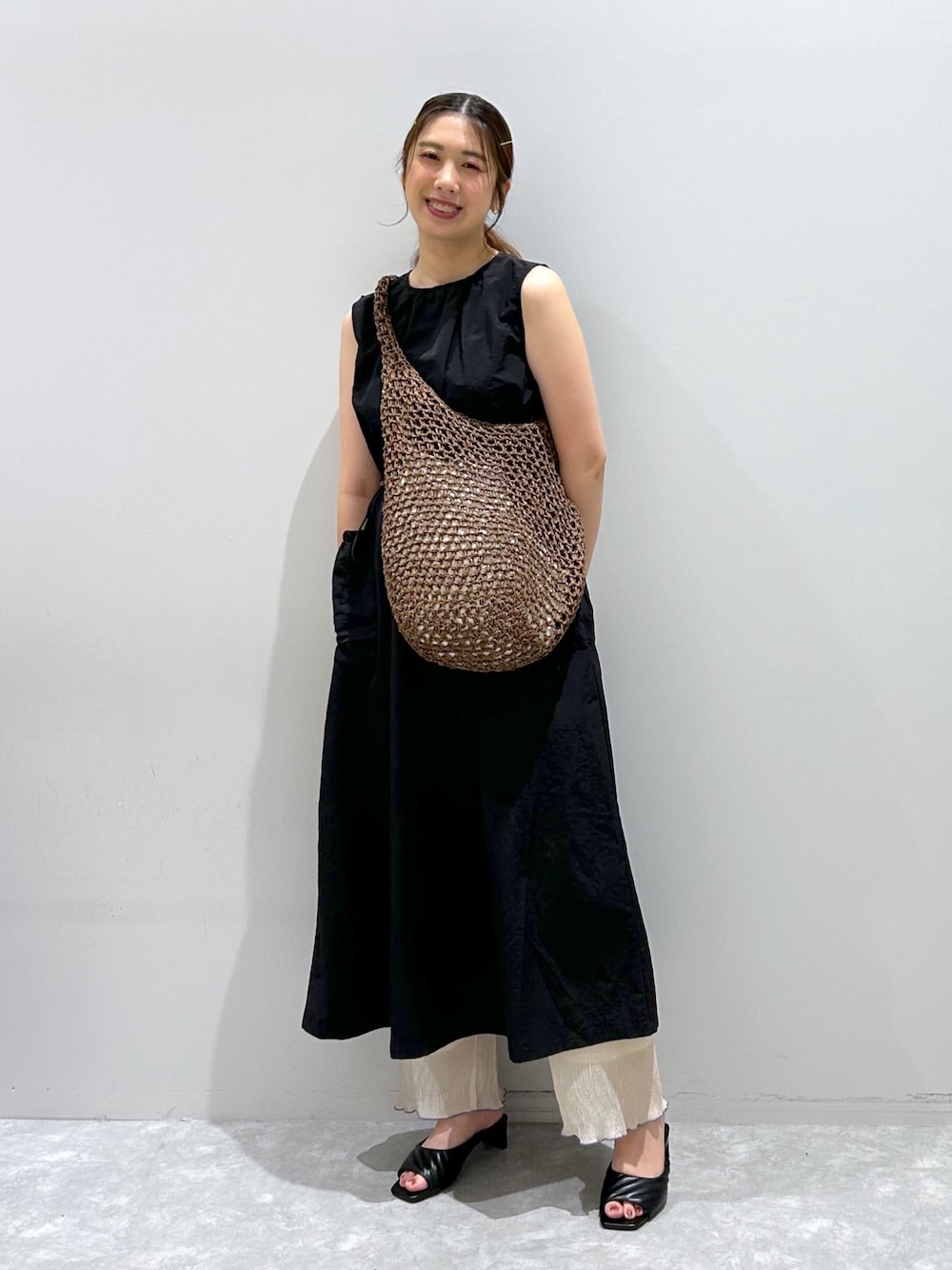 「ローリーズファーム(LOWRYS FARM)、ローリーズファーム、ワンピース、ドロストワンピース、ノースリーブワンピース、イージーパンツ、ミュール、ペーパーバッグ、夏コーデ」｜「LOWRYS FARMのドロストノースリワンピース　963202（ワンピース、ブラック系）」を使った、minoriさん（レディース・168cm）の夏コーディネートの1枚目の写真
