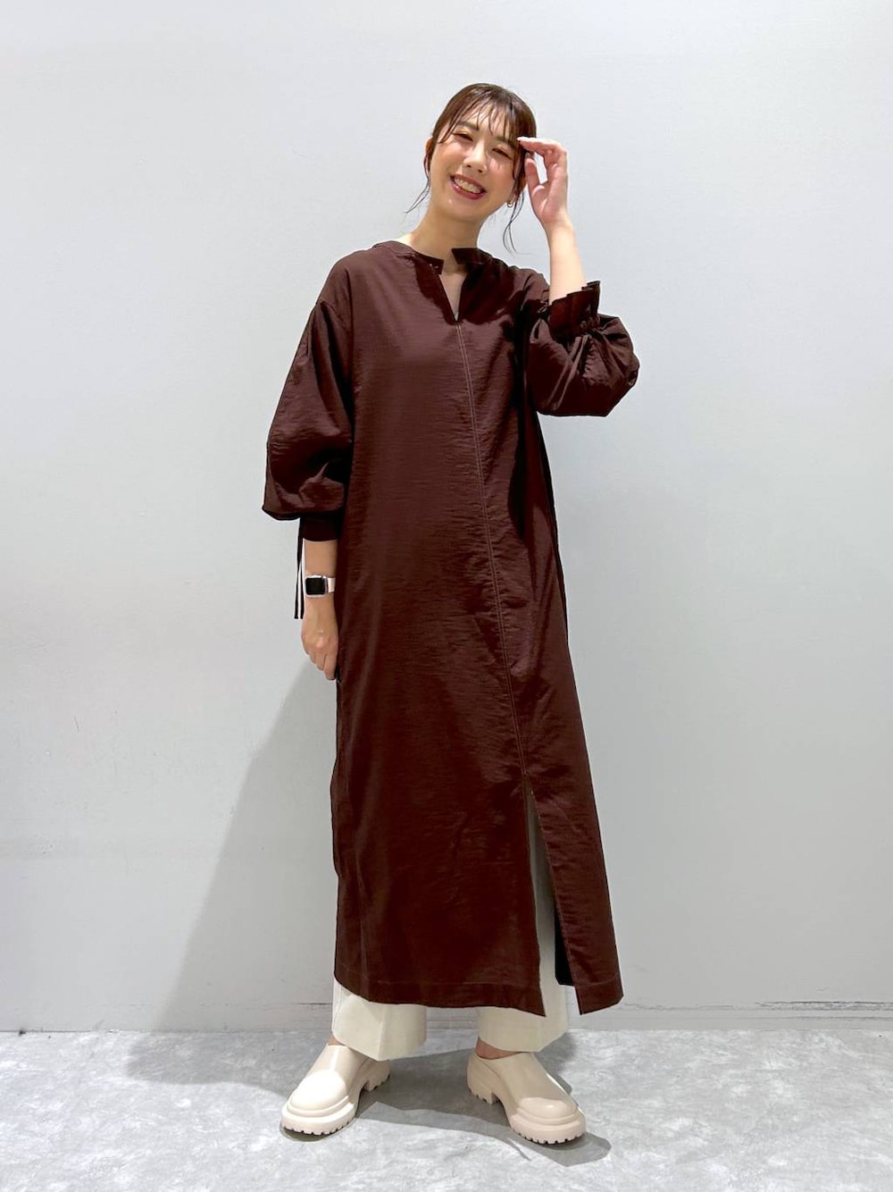 「女子ウケ、高身長、体型カバー、LOWRYS FARM、ローリーズスタイル_LOWRYS FARM、大人女子カジュアル_LOWRYS FARM、着痩せ・細見え、着痩せ、カジュアル、ワンマイル、ワンピース、夏コーデ、秋コーデ」｜「LOWRYS FARMのＴＲスタイルＵＰワイドパンツ　 965188（その他パンツ、ホワイト系）」を使った、minoriさん（レディース・168cm）の秋コーディネートの1枚目の写真