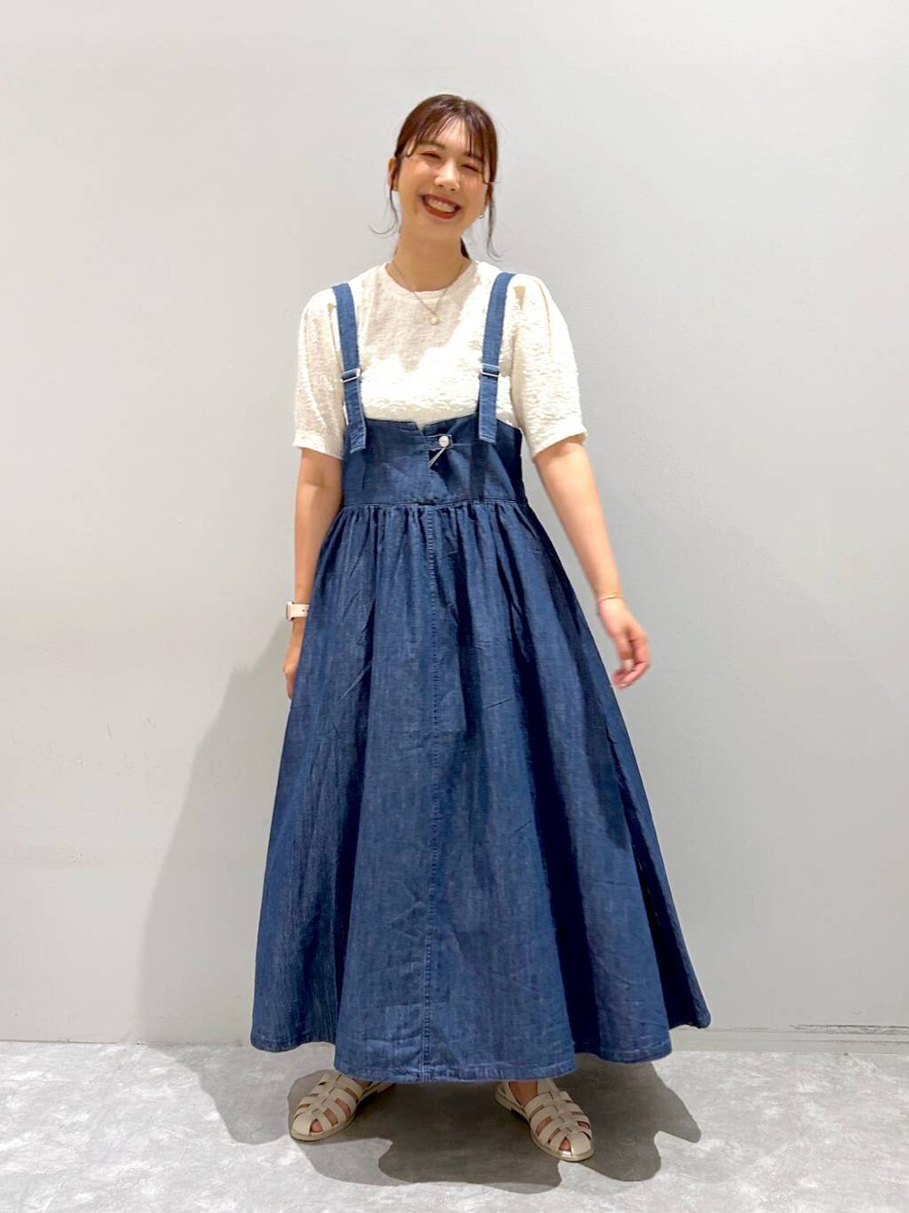 「ワンピース、女子ウケ、高身長、体型カバー、LOWRYS FARM、ローリーズスタイル_LOWRYS FARM、大人女子カジュアル_LOWRYS FARM、着痩せ・細見え、着痩せ、カジュアル、ワンマイル、夏コーデ」｜「LOWRYS FARMのグルカサンダル　182133（サンダル、ホワイト系）」を使った、minoriさん（レディース・168cm）の夏コーディネートの1枚目の写真
