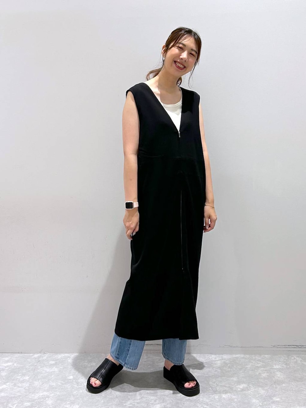 「女子ウケ、高身長、体型カバー、LOWRYS FARM、ローリーズスタイル_LOWRYS FARM、大人女子カジュアル_LOWRYS FARM、着痩せ・細見え、着痩せ、カジュアル、ワンピース、デニムパンツ、夏コーデ、春コーデ」｜「LOWRYS FARMのＣＯＮＥストレートデニムパンツ　194159（デニムパンツ、ブルー系）」を使った、minoriさん（レディース・168cm）の夏コーディネートの1枚目の写真