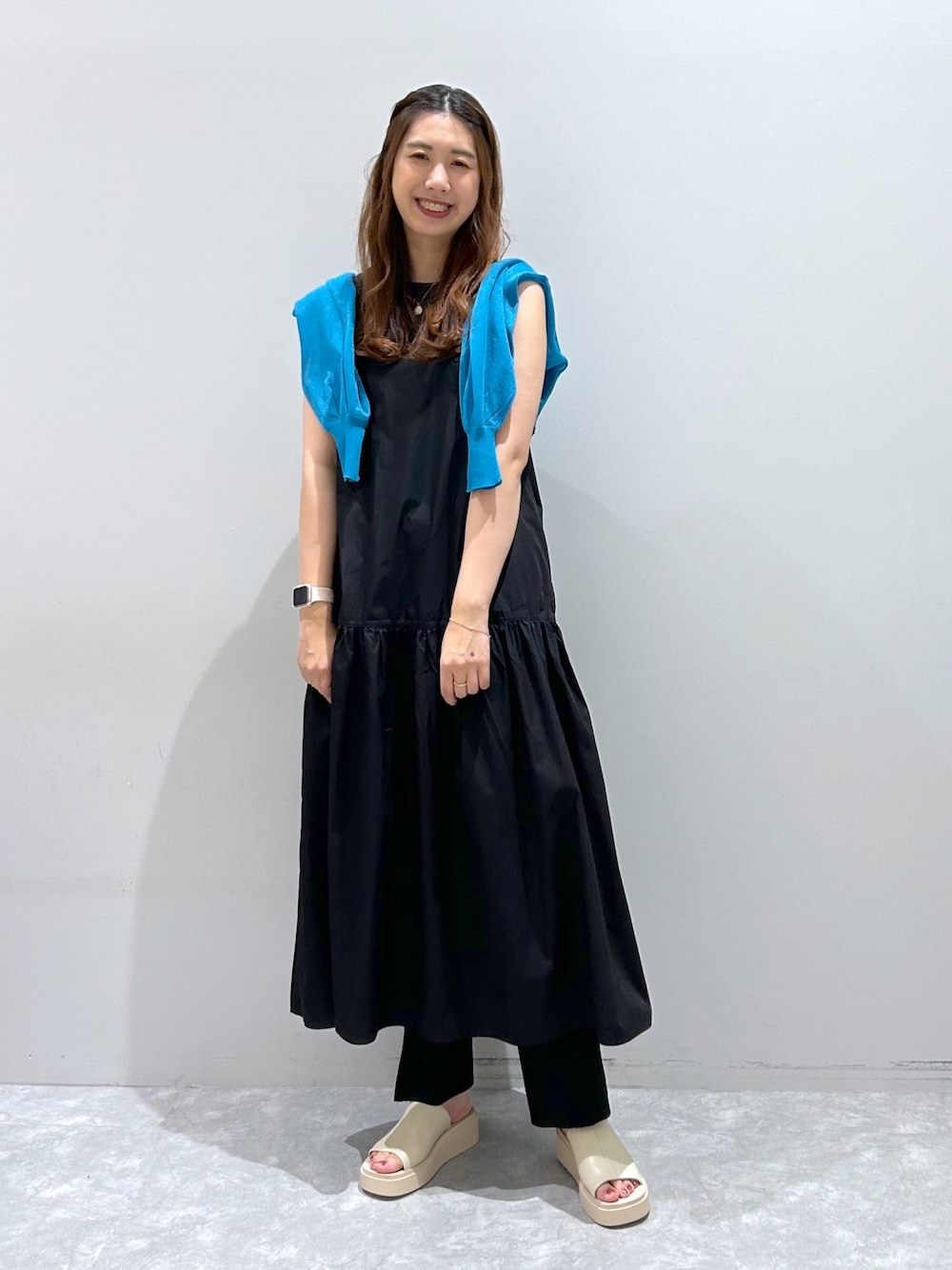 「ローリーズファーム(LOWRYS FARM)、ローリーズファーム、シアーカーディガン、ティアードワンピース、ワンピース、ストレッチパンツ、カットパンツ、カンドウフィットサンダル、夏コーデ、ワンピースコーデ、ワンマイルコーデ」｜「LOWRYS FARMのシアーボリュームスリーブカーデロングスリーブ＊　177921（カーディガン/ボレロ、ブルー系）」を使った、minoriさん（レディース・168cm）の夏コーディネートの1枚目の写真