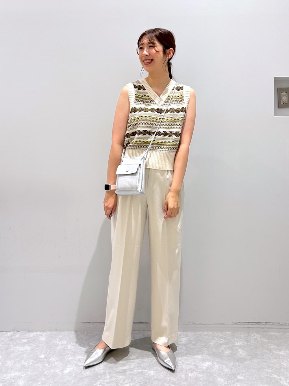 「ローリーズファーム(LOWRYS FARM)、ローリーズファーム、ニットベスト、ストレートパンツ、ワイドシルエット、パンプス、夏コーデ、秋コーデ」｜「LOWRYS FARMのジャガードネオンＬベスト　 968909（ベスト、ホワイト系）」を使った、minoriさん（レディース・168cm）の夏コーディネートの1枚目の写真
