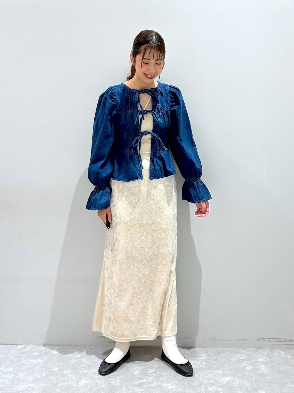 「女子ウケ、高身長、体型カバー、ワンマイル、夏コーデ、ローリーズスタイル_LOWRYS FARM、大人女子カジュアル_LOWRYS FARM、着痩せ、カジュアル、LOWRYS FARM、着痩せ・細見え、スカート、秋コーデ」｜「LOWRYS FARMのバレエシューズ　184863（バレエシューズ、ブラック系）」を使った、minoriさん（レディース・168cm）の秋コーディネートの1枚目の写真