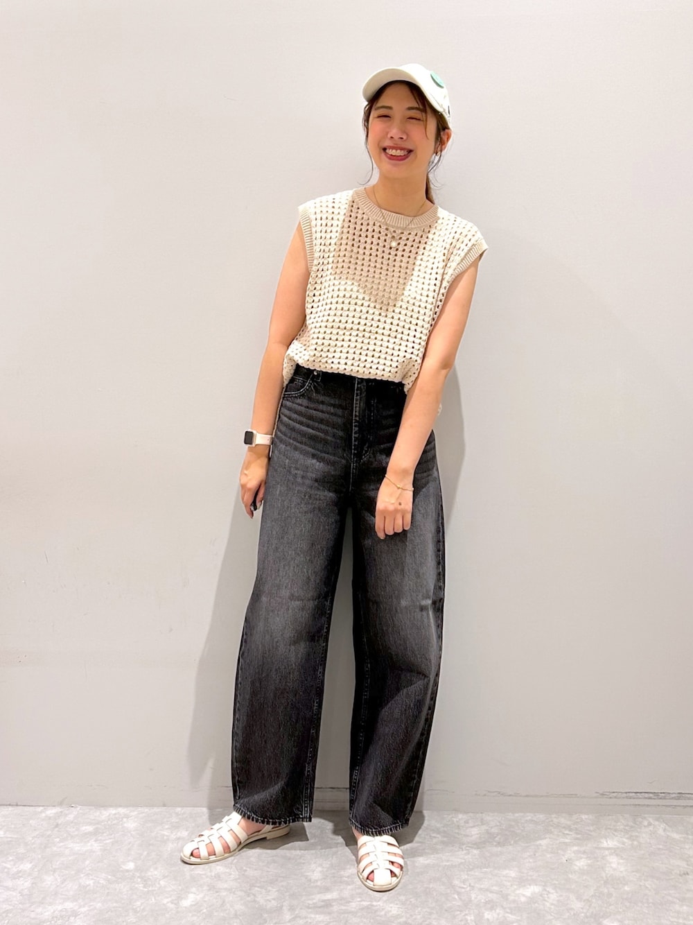 「ローリーズファーム(LOWRYS FARM)、ローリーズファーム、メッシュトップス、カーブデニム、グルカサンダル、夏コーデ、ニューエラ キャップ、キャップ」｜「LOWRYS FARMのCASUAL CLASSIC CAP　271537（キャップ、ホワイト系）」を使った、minoriさん（レディース・168cm）の夏コーディネートの1枚目の写真