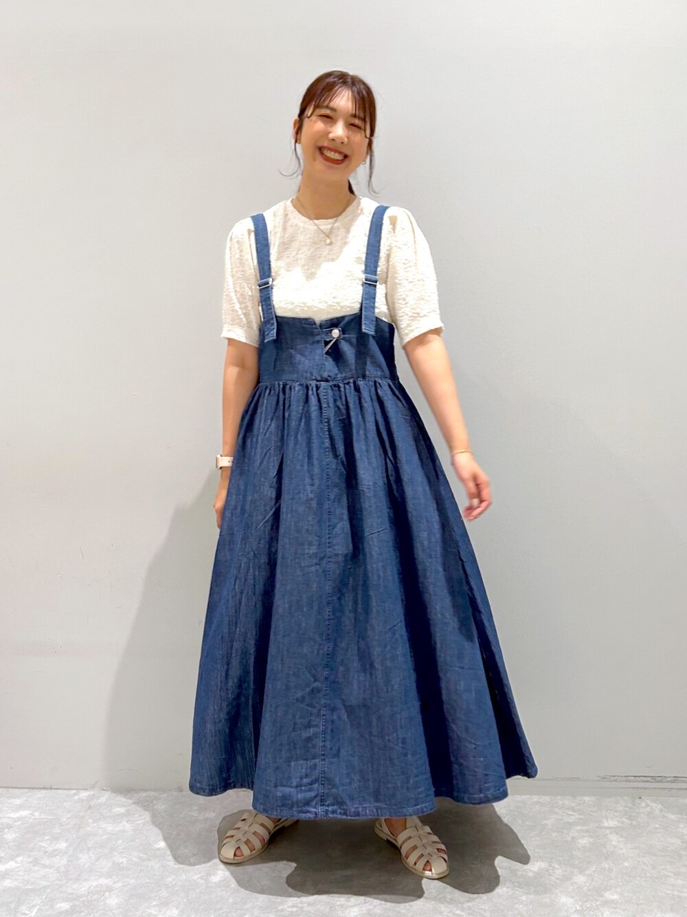 「ローリーズファーム(LOWRYS FARM)、ローリーズファーム、ジャガードトップス、デニムジャンスカ、ジャンスカ、グルカサンダル、夏秋コーデ」｜「LOWRYS FARMのジャガードパワショル５部袖　971602（Tシャツ/カットソー、ホワイト系）」を使った、minoriさん（レディース・168cm）の夏コーディネートの1枚目の写真