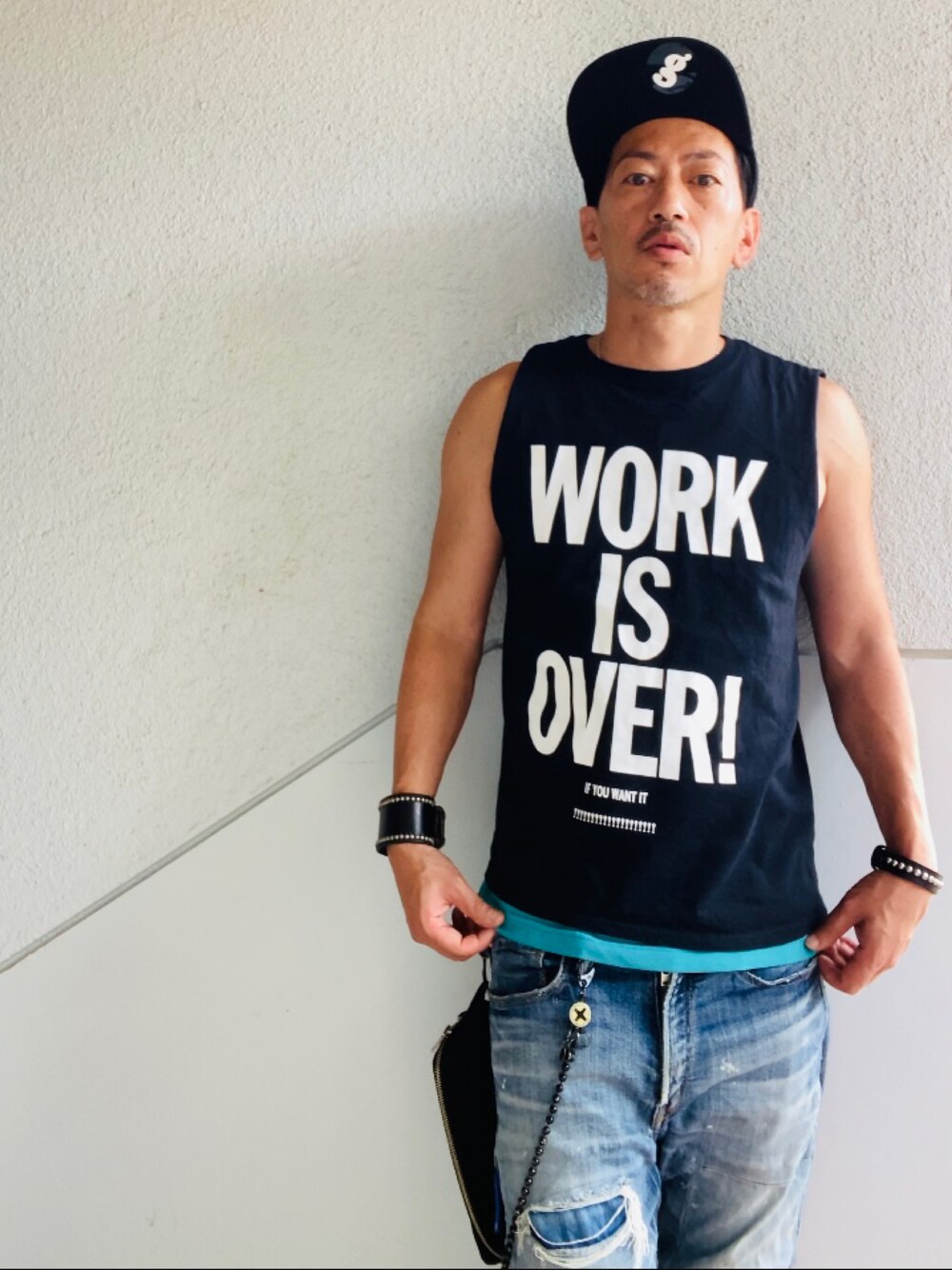「キャップ、ノースリーブ、タンクトップ、デニム、ウエストポーチ、フリップキャップ、夏コーデ、夏だ！Tシャツ着よう！」｜「Mighty Shineの【Mighty Shine】別注FLIP CAP TWILL  フリップキャップツイル（キャップ、ブラック系）」を使った、GOODMAN®️さん（メンズ・168cm）の夏コーディネートの1枚目の写真