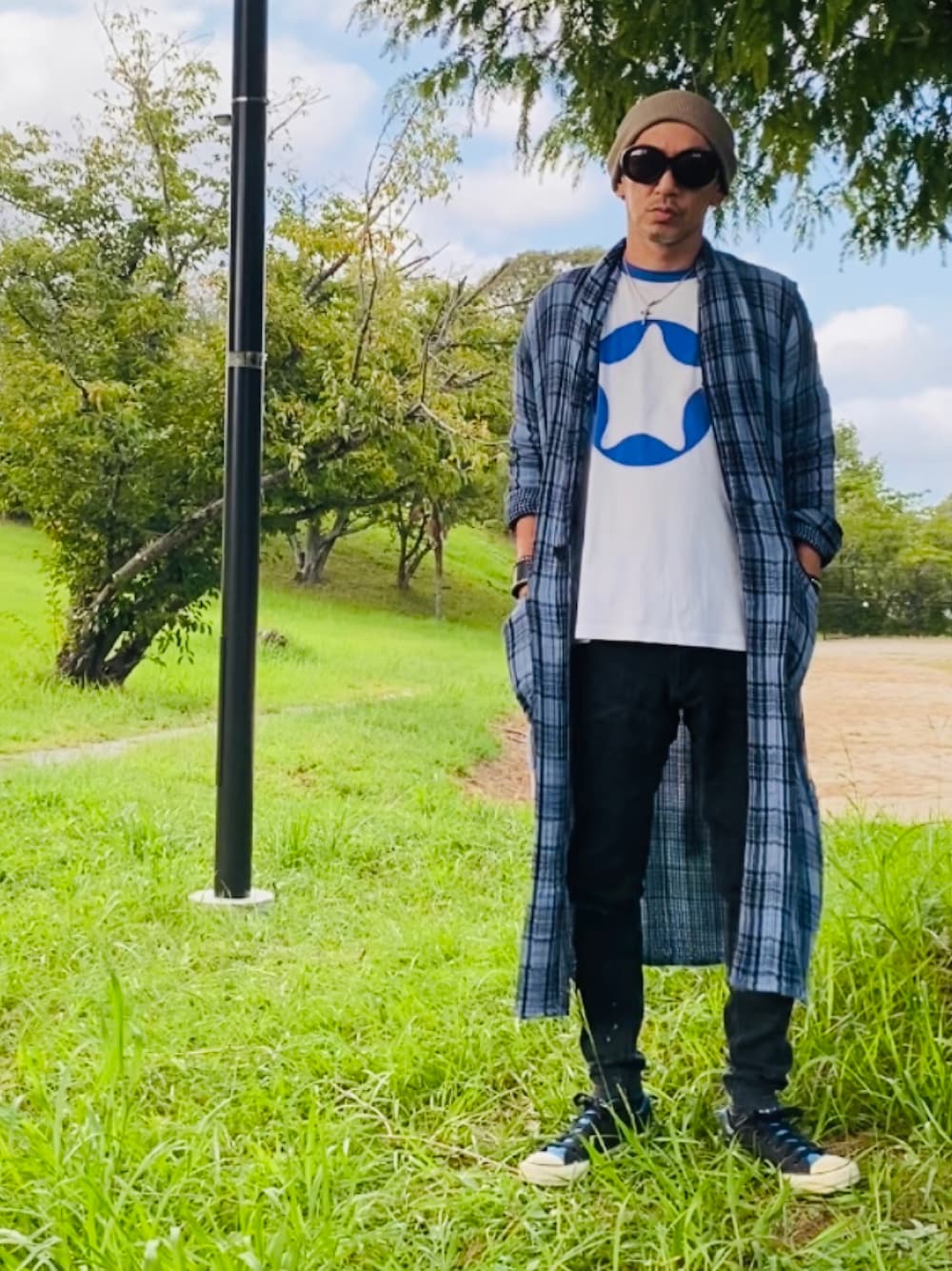 ブルー系のTシャツ/カットソー、ブルー系のシャツ/ブラウス、ブラック系のデニムパンツを着用したメンズの秋コーディネートの1枚目の写真