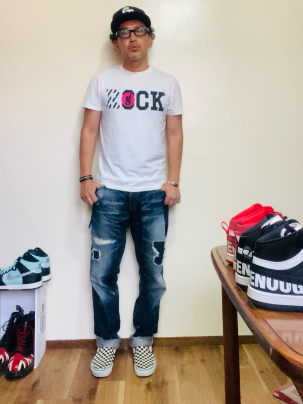 ホワイト系のスリッポン、ホワイト系のTシャツ/カットソー、ブルー系のデニムパンツを着用したメンズの夏コーディネートの1枚目の写真