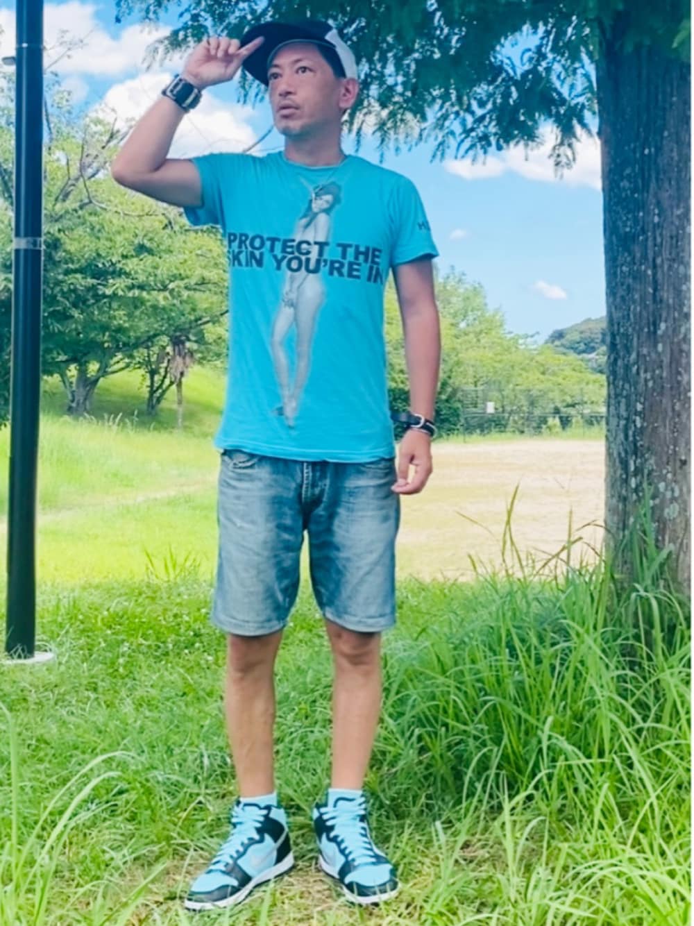 ブルー系のTシャツ/カットソー、ブルー系のその他パンツ、グリーン系のスニーカーを着用したメンズの夏コーディネートの1枚目の写真