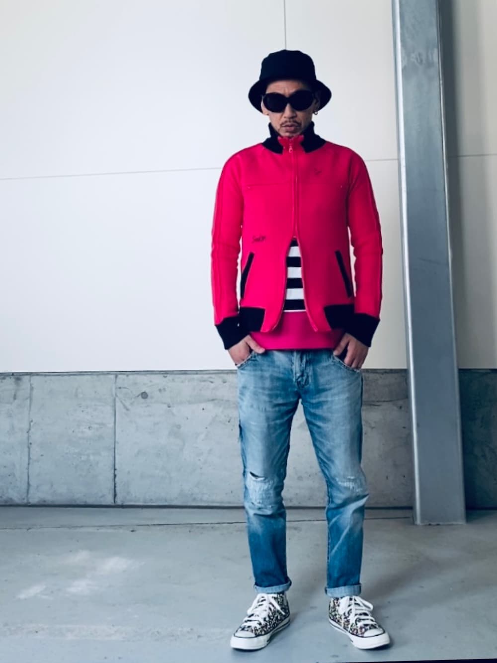 ピンク系のジャージ、ブルー系のデニムパンツ、ピンク系のTシャツ/カットソーを着用したメンズの春コーディネートの1枚目の写真