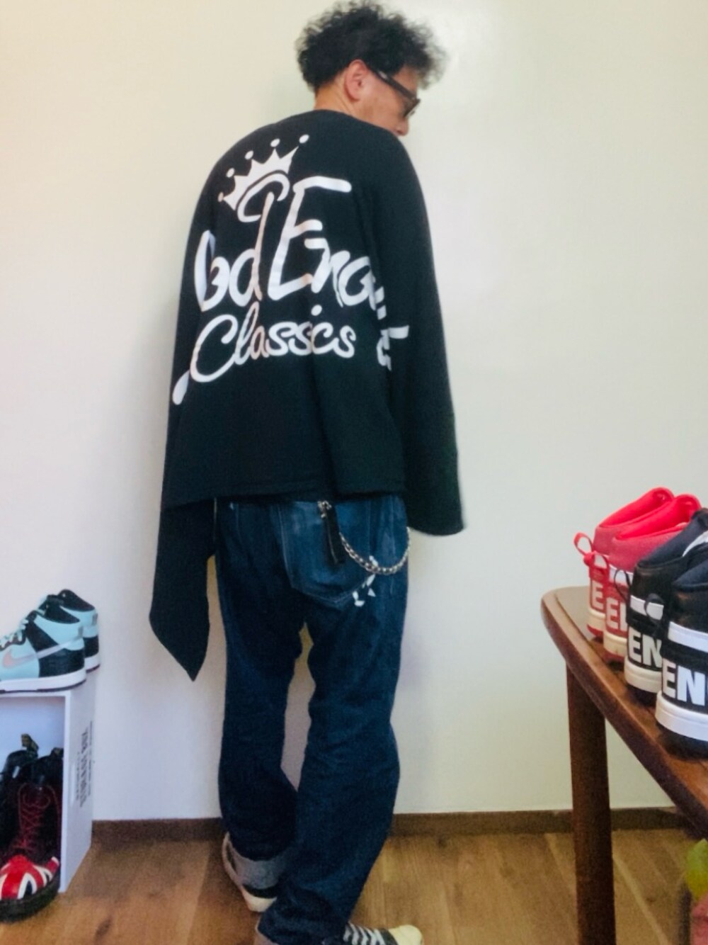 ブラック系のTシャツ/カットソー、ブルー系のデニムパンツ、ブラック系のスニーカーを着用したメンズの夏コーディネートの1枚目の写真