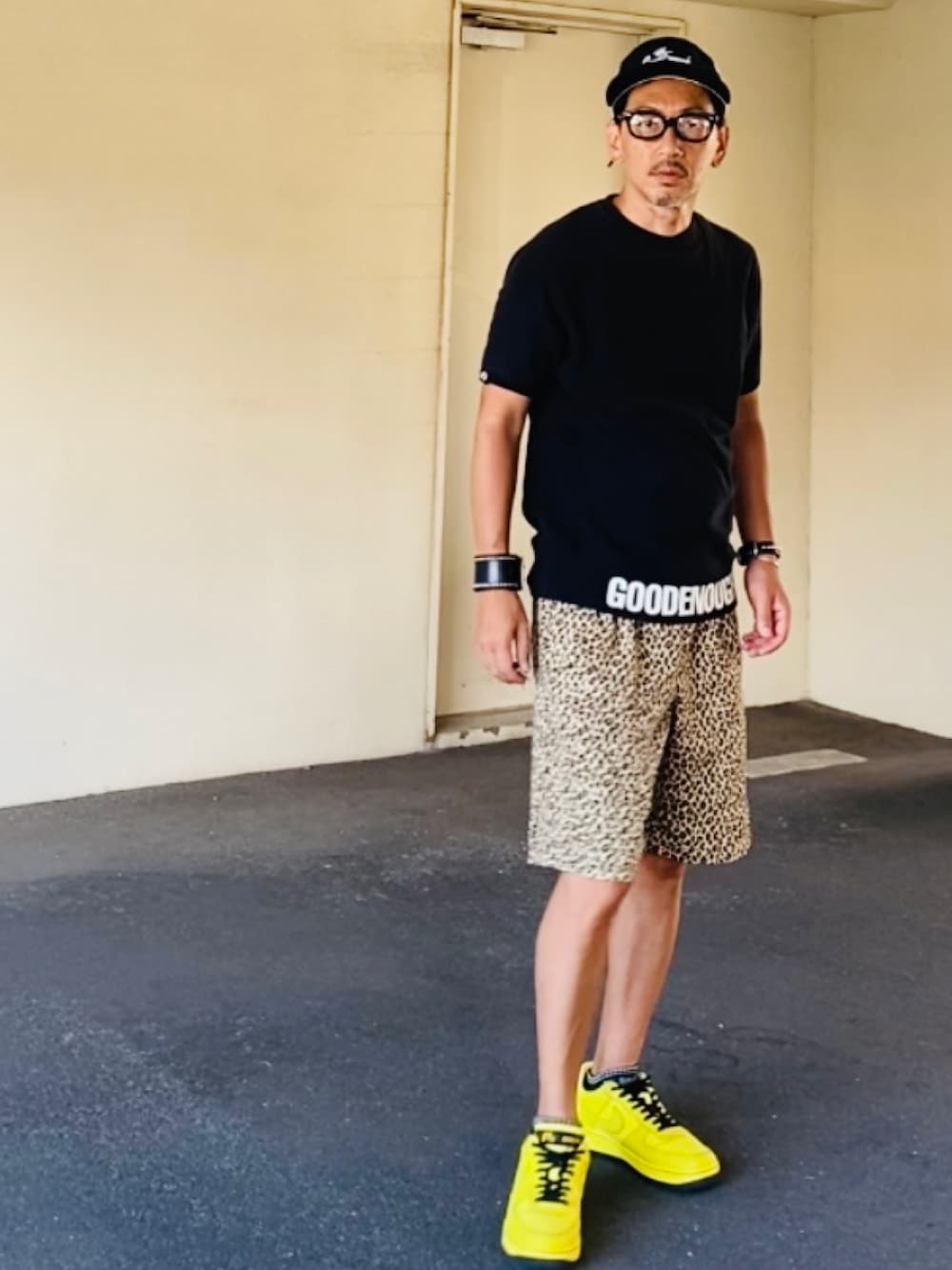 ブラック系のスウェット、ベージュ系のその他パンツ、イエロー系のスニーカーを着用したメンズの夏コーディネートの1枚目の写真