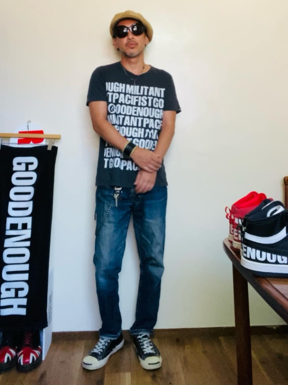 「夏コーデ、グランジ、カジュアル、デニム、キャスケット、オーバルサングラス、ジャックパーセル、リストバンド、ロック、Tシャツ」｜「RACALのKN 8Panel Beret Casket / KN 8パネルベレーキャスケット（キャスケット、ベージュ系）」を使った、GOODMAN®️さん（メンズ・168cm）の夏コーディネートの1枚目の写真