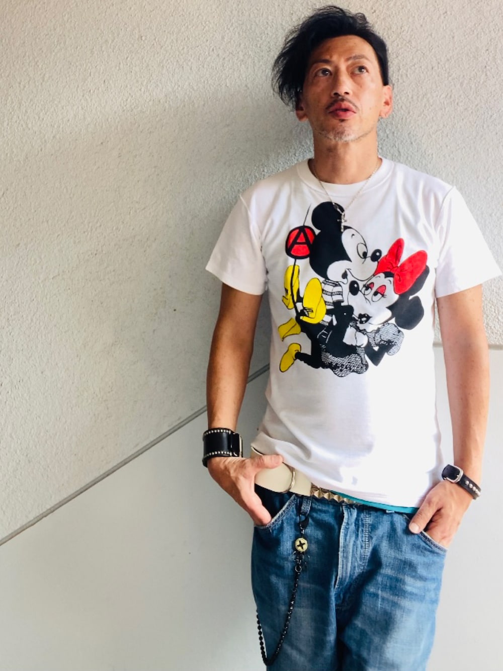 ホワイト系のTシャツ/カットソー、ブルー系のデニムパンツ、ホワイト系のその他シューズを着用したメンズの夏コーディネートの1枚目の写真