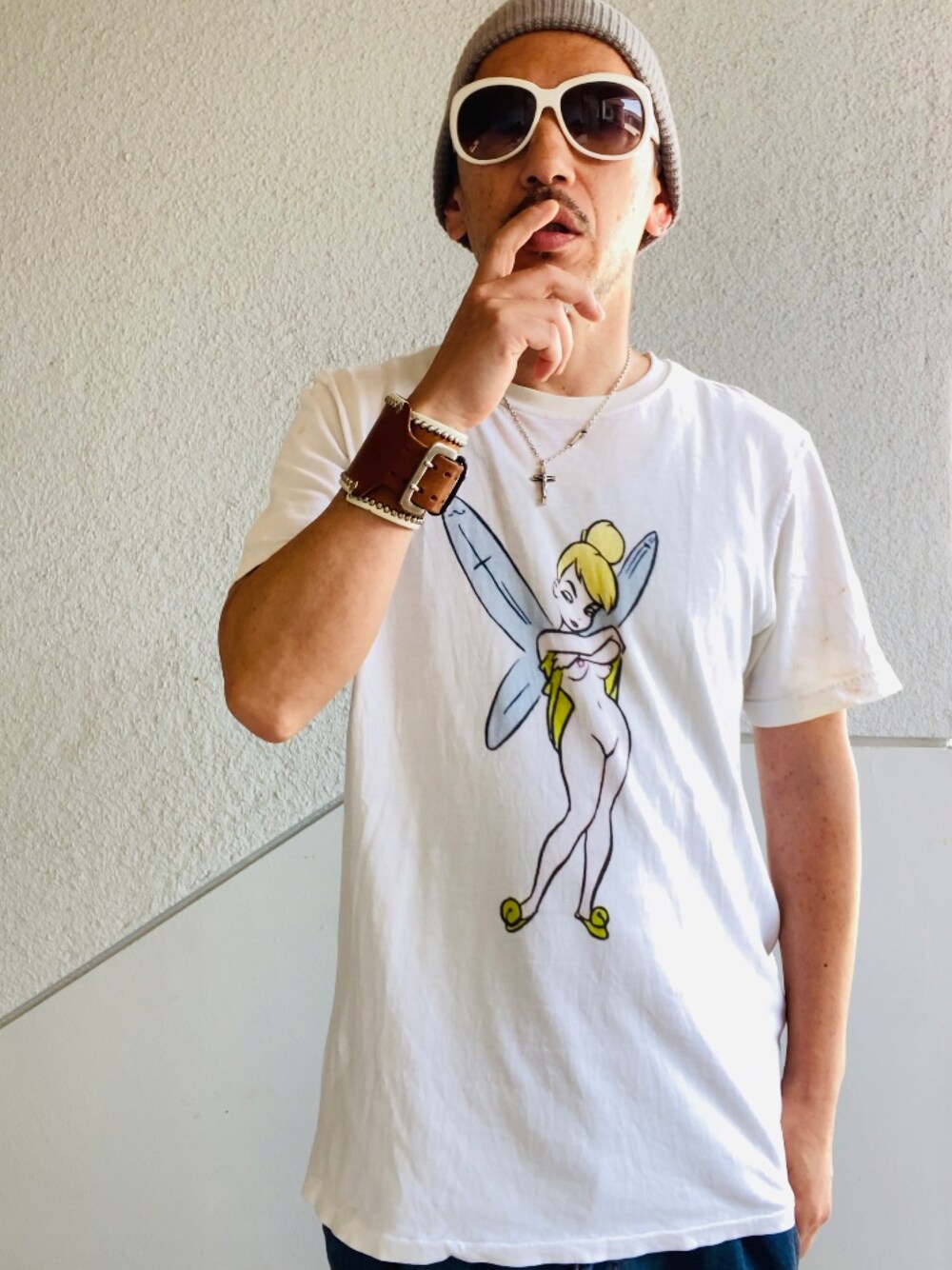 ホワイト系のTシャツ/カットソー、ブルー系のデニムパンツ、ホワイト系のスニーカーを着用したメンズの春コーディネートの1枚目の写真