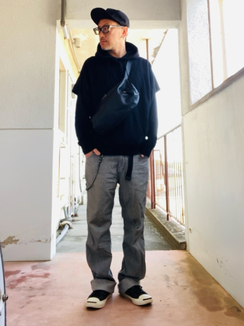 「レイヤードパーカー、フーディー、フリップキャップ、ペインターパンツ、ヒッコリー、メガネ男子、ジャックパーセル、ストリート」｜「Mighty Shineの【Mighty Shine】別注FLIP CAP TWILL  フリップキャップツイル（キャップ、ブラック系）」を使った、GOODMAN®️さん（メンズ・168cm）の春コーディネートの1枚目の写真