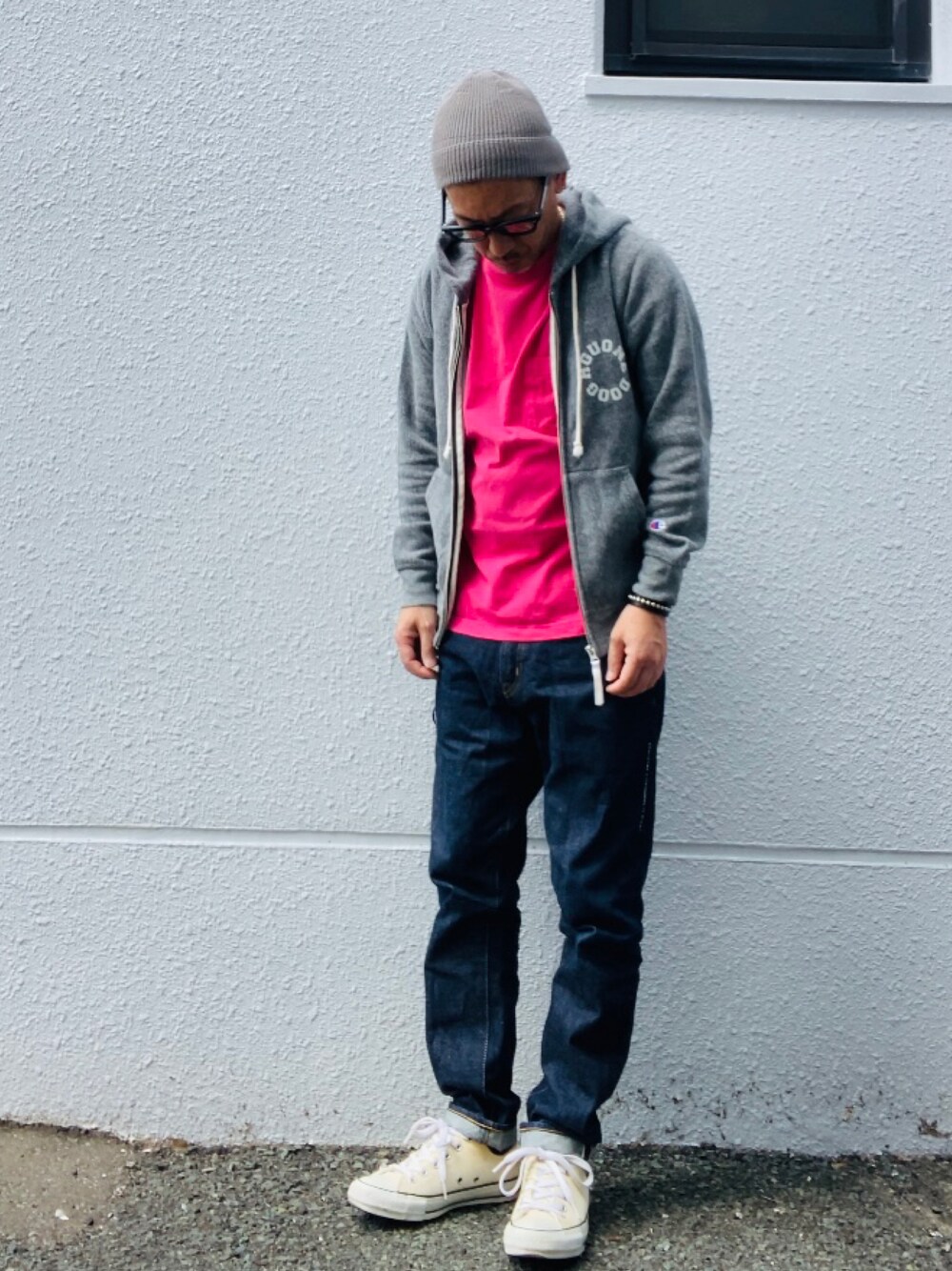 グレー系のパーカー、ピンク系のTシャツ/カットソー、ブルー系のデニムパンツを着用したメンズの春コーディネートの1枚目の写真