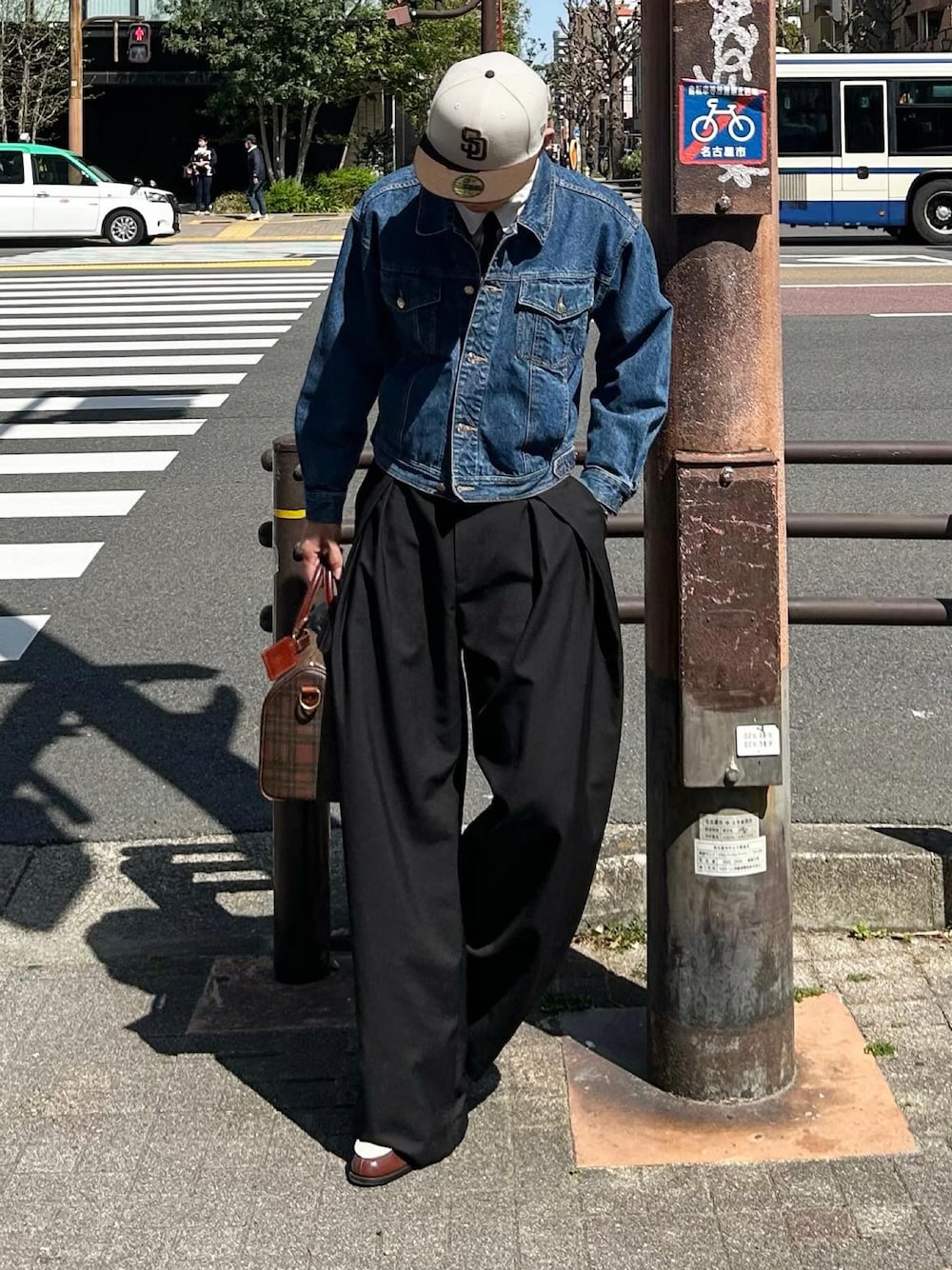 ホワイト系のシャツ/ブラウス、ブラック系のスラックス、ホワイト系のローファーを着用したメンズの春コーディネートの1枚目の写真