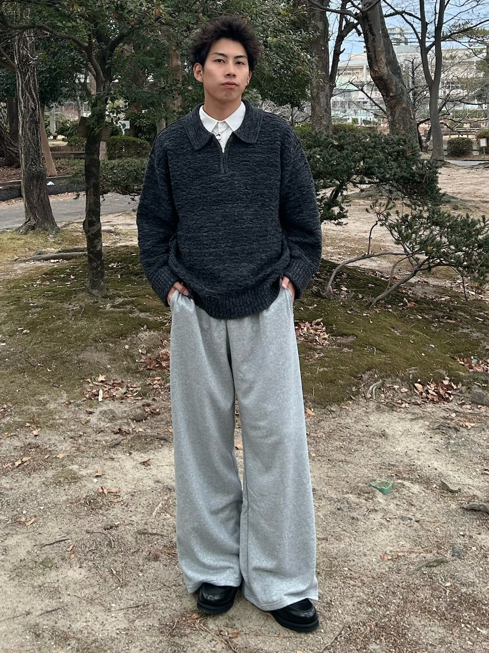「ワイドパンツ、レイヤードスタイル、スウェット、ニット、スウェットパンツ、チョコ色に染まれ、きれいめカジュアル、デートコーデ、ローファー、冬コーデ、古着MIX、お出かけコーデ、モノトーン、休日スタイル、シャツスタイル」｜「soerteのOversize half zip jacquard knit polo(reversible)/オーバーサイズハーフジップジャガードニットポロ（ニット/セーター、ブラック系）」を使った、蘭丸さん（骨格ストレート・メンズ・175cm）の冬コーディネートの1枚目の写真
