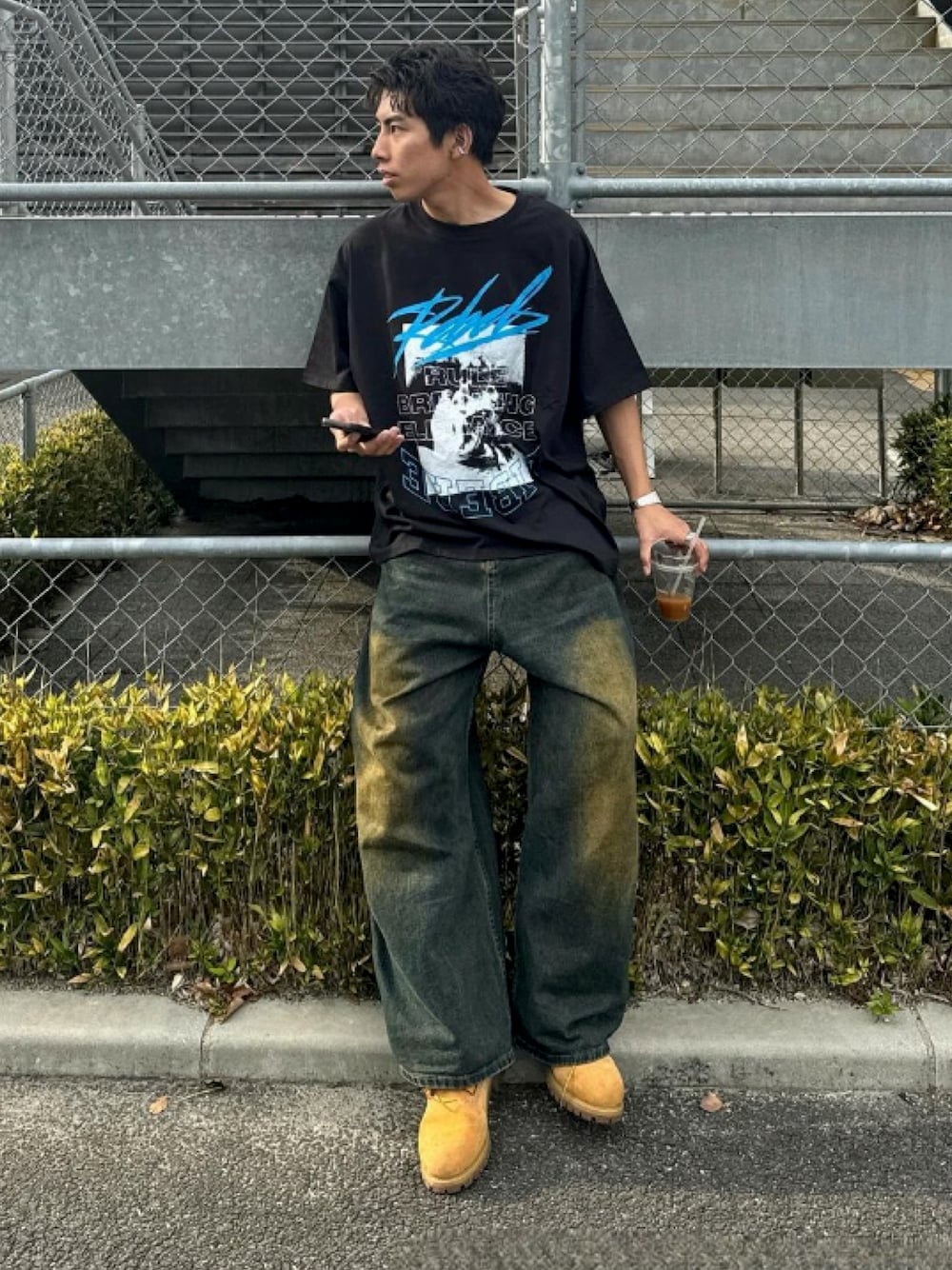 ブラック系のTシャツ/カットソー、イエロー系のブーツ、シルバー系のデジタル腕時計を着用したメンズの夏コーディネートの1枚目の写真