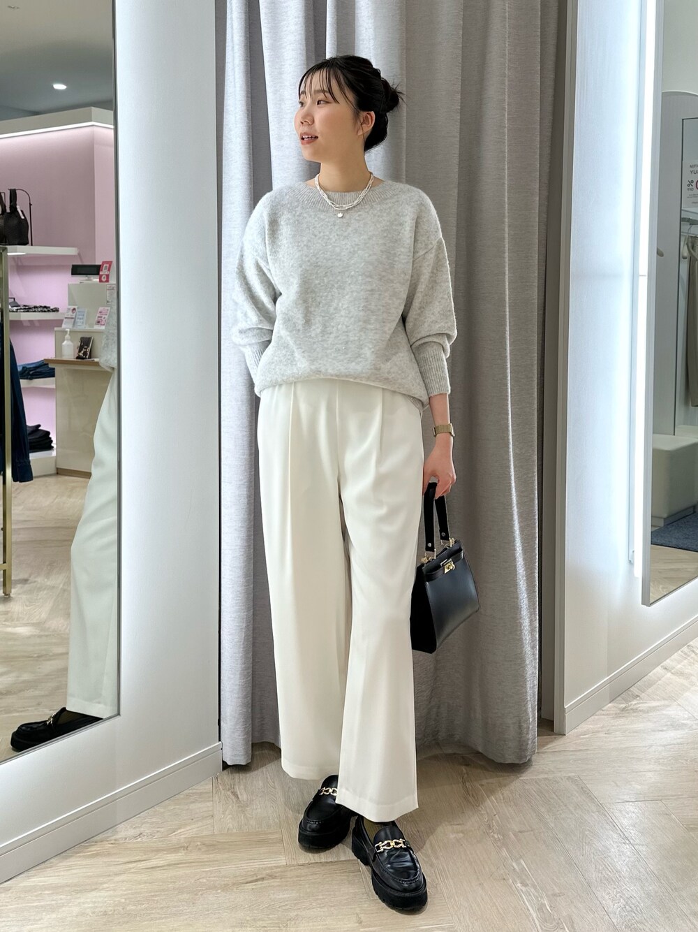 ホワイト系のその他パンツ、ベージュ系のニット/セーター、ホワイト系のネックレスを着用したレディースの冬コーディネートの1枚目の写真