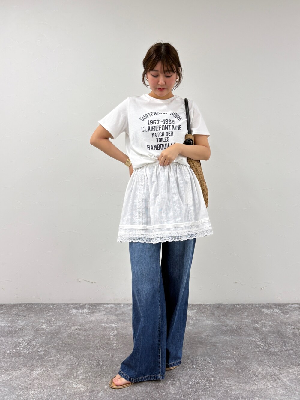 「サンダル、雨の日コーデ、お出かけコーデ、レイヤードスタイル、オトナカジュアル、大人コーデ、シンプルカジュアル、おしゃれさんと繋がりたい、大人ガーリー、デニムコーデ、カジュアルガーリー、大人かわいい、夏だ！Tシャツ着よう！、いいね、save、フォローお願いします🤑、韓国ファッション」｜「fredy emueのペーパー格子編みワンハンドルバッグ（かごバッグ、ベージュ系）」を使った、chiharuさん（骨格ストレート・レディース・156cm）の春コーディネートの1枚目の写真