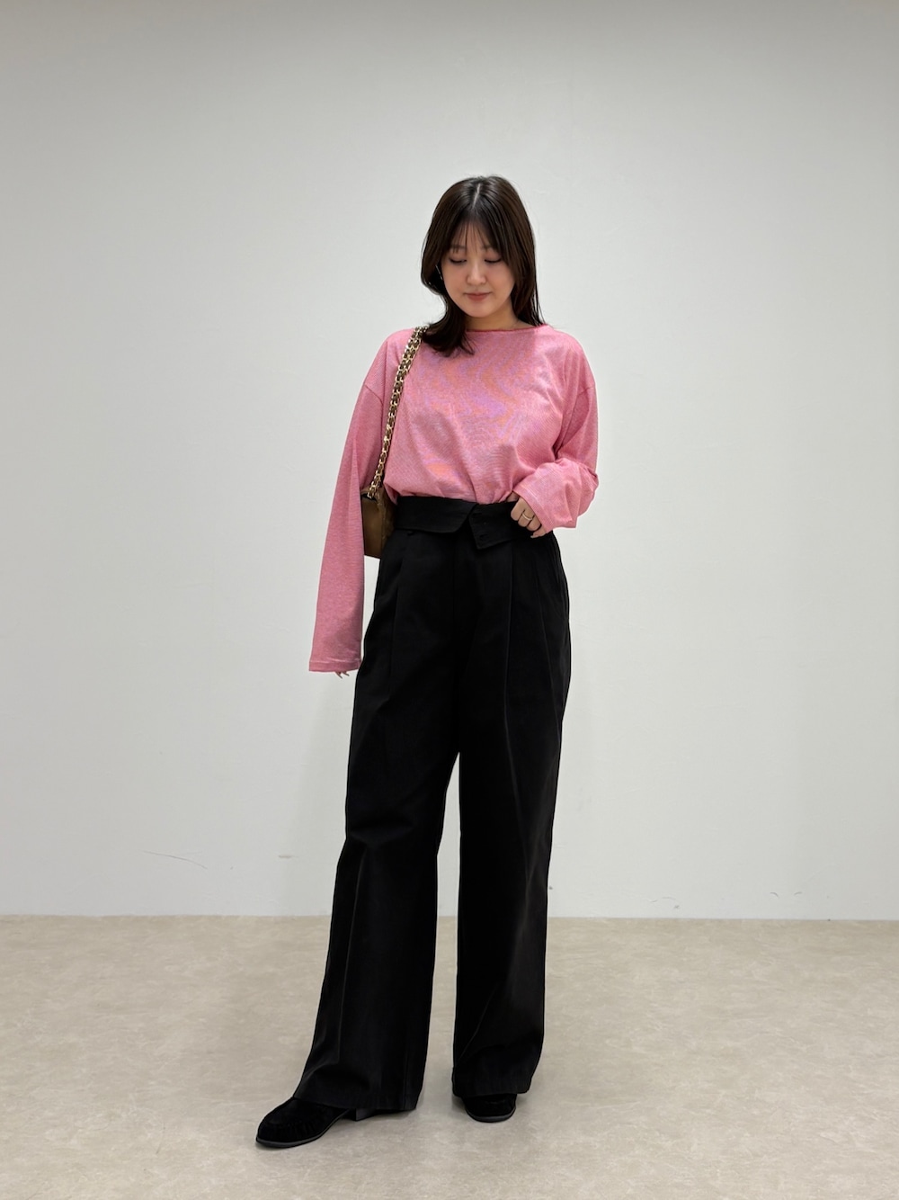 ブラック系のチノパンツ、レッド系のTシャツ/カットソー、ブラウン系のショルダーバッグを着用したレディースの秋コーディネートの1枚目の写真