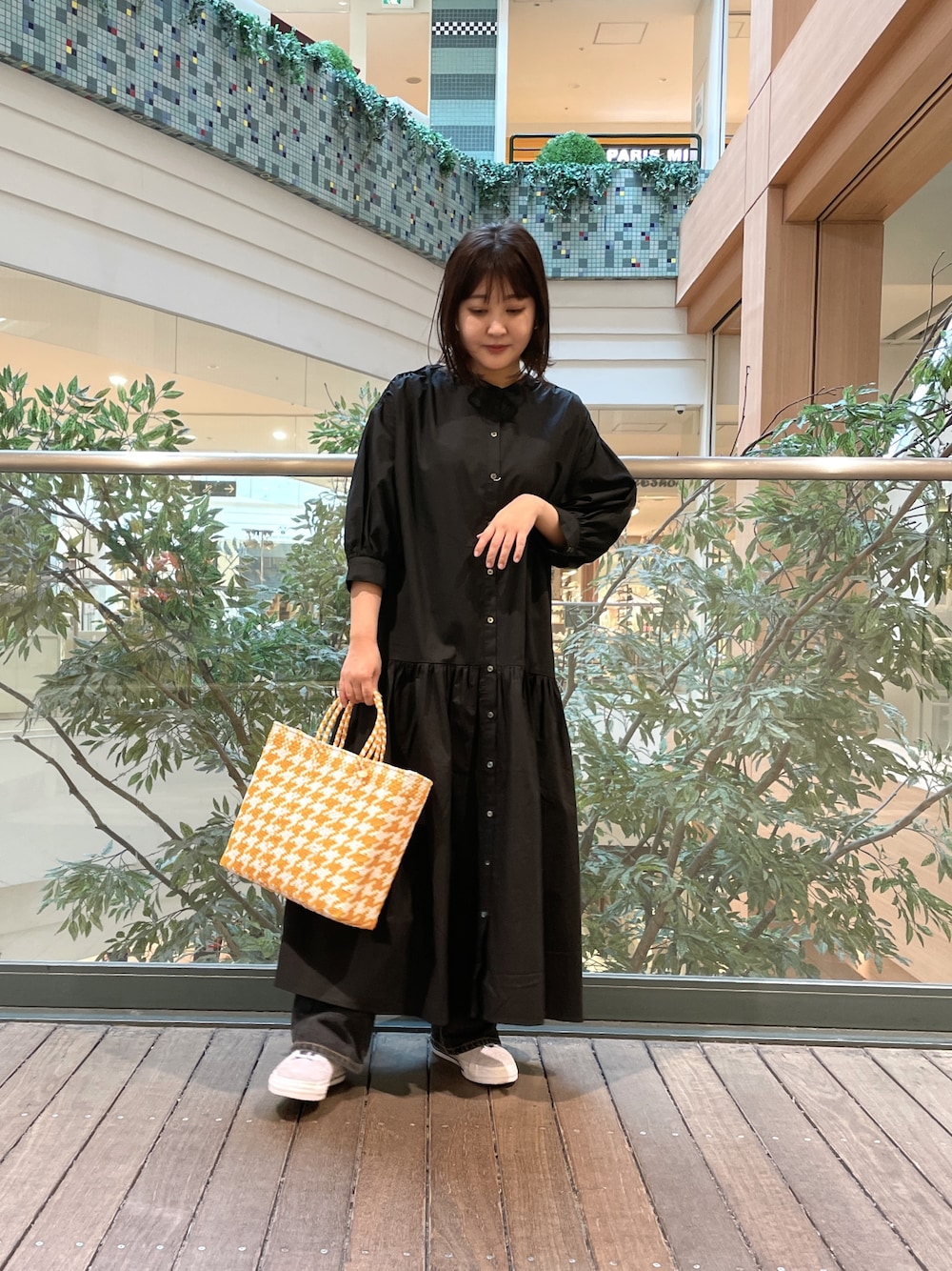 「コンバース、ボリューム袖、シンプルコーデ、オトナカジュアル、オトナ女子、春カラー、休日コーデ、お出かけコーデ、カジュアルコーデ、春、ワンピース、スニーカー、春のトレンドコーデ」｜「fredy emueの【fredyemueフレディエミュ】コードボリュームシャツワンピース（シャツワンピース、ブラック系）」を使った、chiharuさん（レディース・156cm）の春コーディネートの1枚目の写真