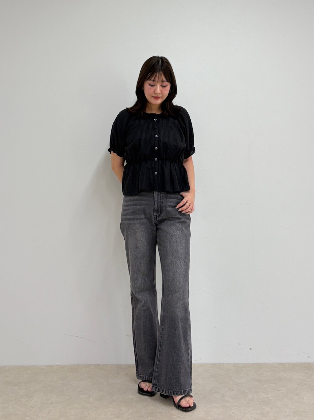 ブラック系のデニムパンツ、ブラック系のシャツ/ブラウスを着用したレディースの夏コーディネートの1枚目の写真