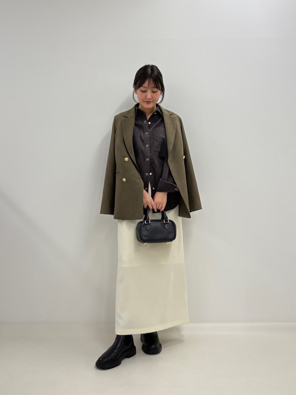 グレー系のシャツ/ブラウス、ブラウン系のテーラードジャケット、ホワイト系のスカートを着用したレディースの秋コーディネートの1枚目の写真