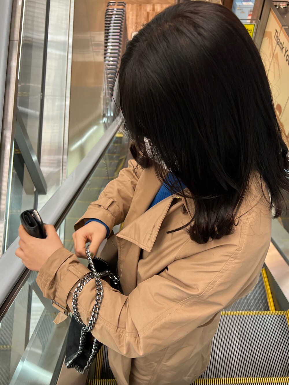 「冬のコーデ、大人カジュアル、カラーコーデ、看護学生、お出かけコーデ、ロングコート、URBAN RESEARCH DOORS」｜「URBAN RESEARCHのアイテム（トレンチコート、ベージュ系）」を使った、maさん（レディース・157cm）の冬コーディネートの1枚目の写真