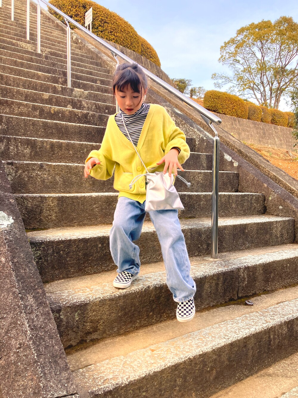 「公園コーデ、ほめられ本命コーデ、キッズコーデ、女の子コーデ、バギーパンツ」｜「GUのアイテム（デニムパンツ、ブルー系）」を使った、rrhsutさん（キッズ・120cm）の冬コーディネートの1枚目の写真