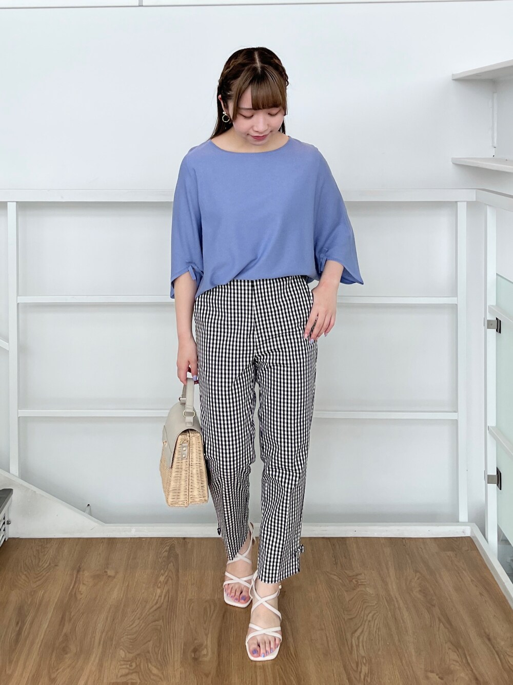 ブルー系のニット/セーター、ブラック系のその他パンツ、グレー系のショルダーバッグを着用したレディースの夏コーディネートの1枚目の写真