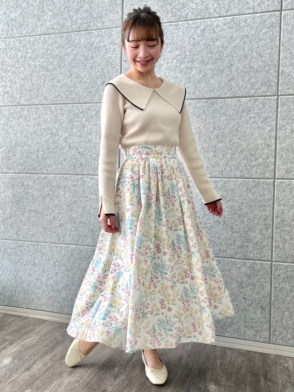 「ニット、春ニット、ビッグカラー、パール、スカート、花柄スカート、春コーデ、オトナ女子、ほめられ本命コーデ、淡色コーデ、オトナカワイイ、ワントーンコーデ、154cm、couture brooch、クチュールブローチ」｜「couture broochの【袖フェイクパールで華やか大人フェミニン】Bigカラーリブニット（ニット/セーター、ホワイト系）」を使った、aikaさん（骨格ウェーブ・レディース・154cm）の冬コーディネートの1枚目の写真