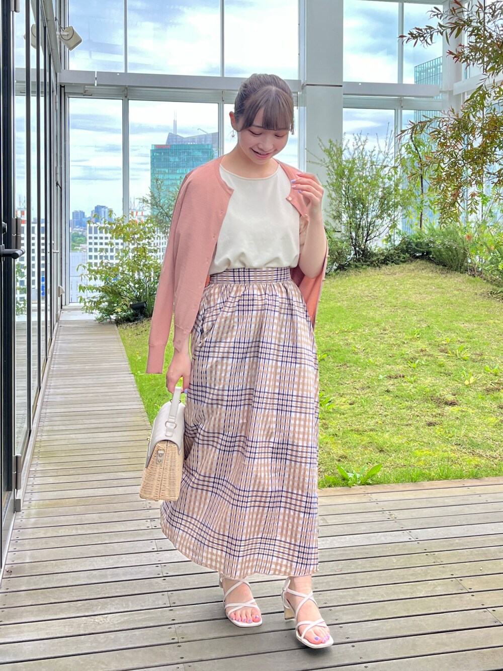 ホワイト系のニット/セーター、グレー系のショルダーバッグ、ホワイト系のサンダルを着用したレディースの夏コーディネートの1枚目の写真