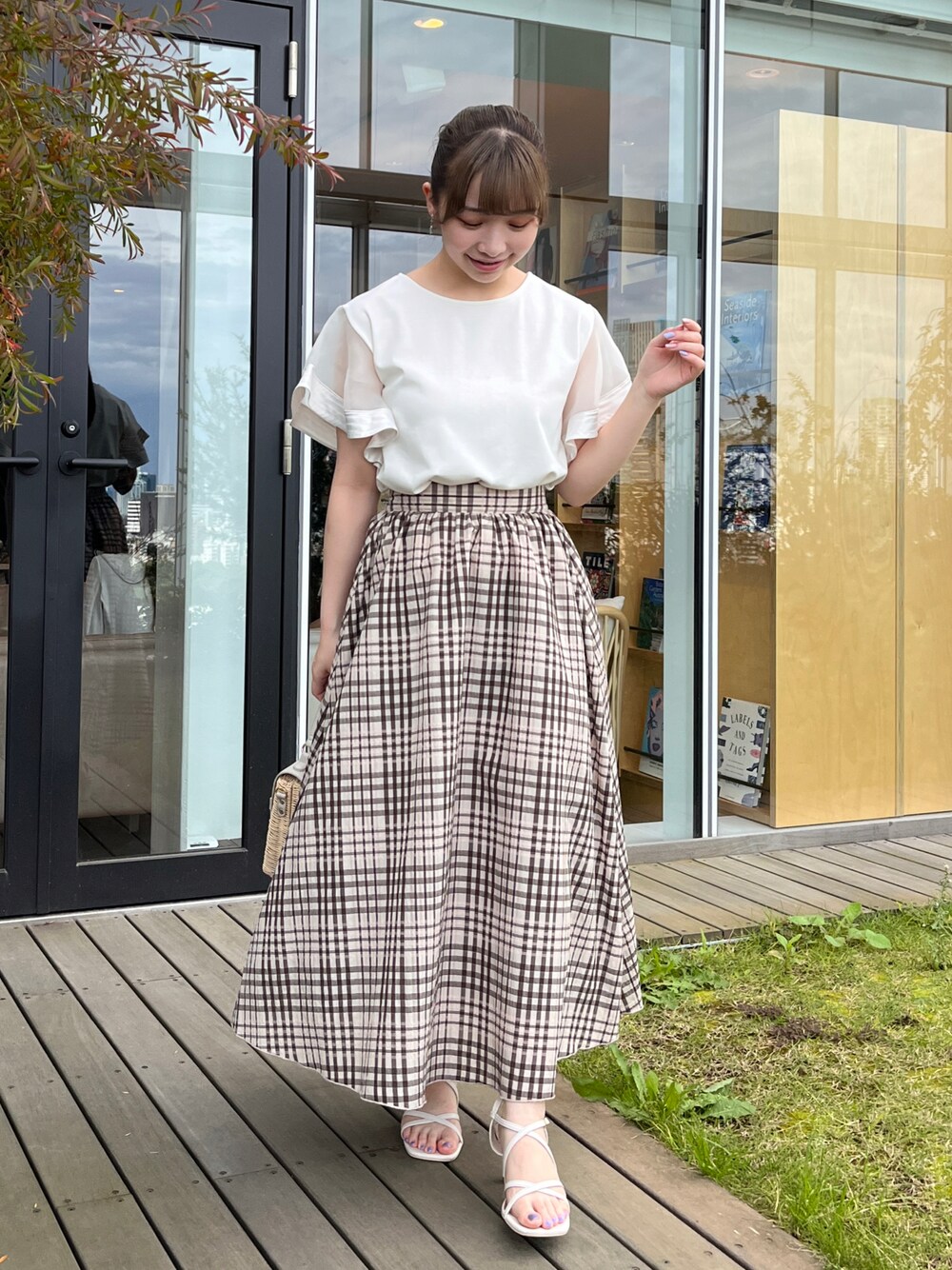 ホワイト系のTシャツ/カットソー、グレー系のショルダーバッグ、ホワイト系のサンダルを着用したレディースの夏コーディネートの1枚目の写真