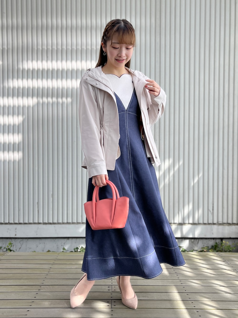 グレー系のブルゾン、ホワイト系のTシャツ/カットソー、ブルー系のスカートを着用したレディースの春コーディネートの1枚目の写真