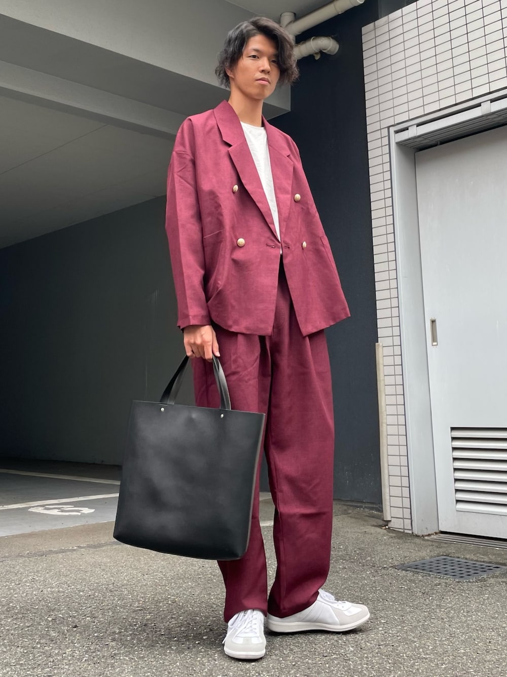 「セットアップ、スニーカー、トートバッグ、秋服準備はじめました、カラー×コーデ、きれいめカジュアル、ダブルテーラードジャケット、スニーカーコーデ、秋コーデ」｜「MinoriTYのシンセティックレザーバイカラートートバッグ（トートバッグ、ブラック系）」を使った、MinoriTYスタッフさん（メンズ・174cm）の夏コーディネートの1枚目の写真